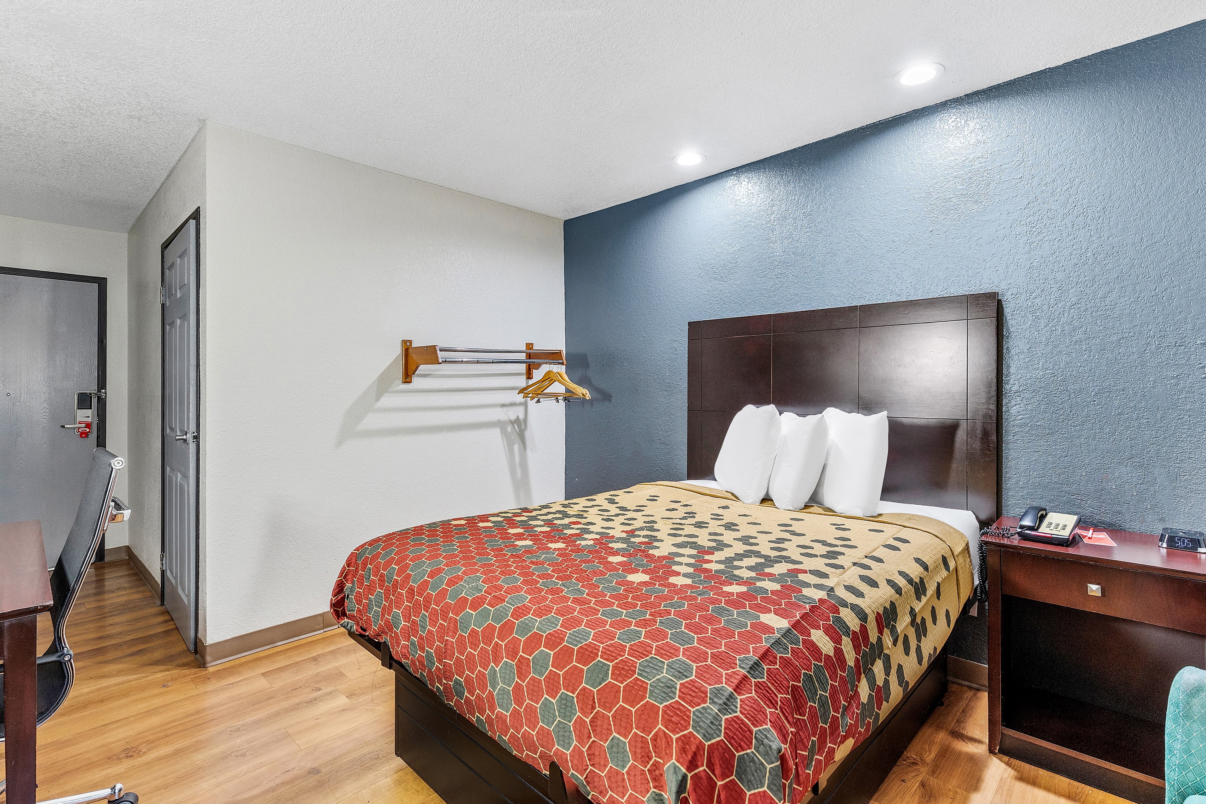 Econo Lodge Akron Copley Northwest - Image 3