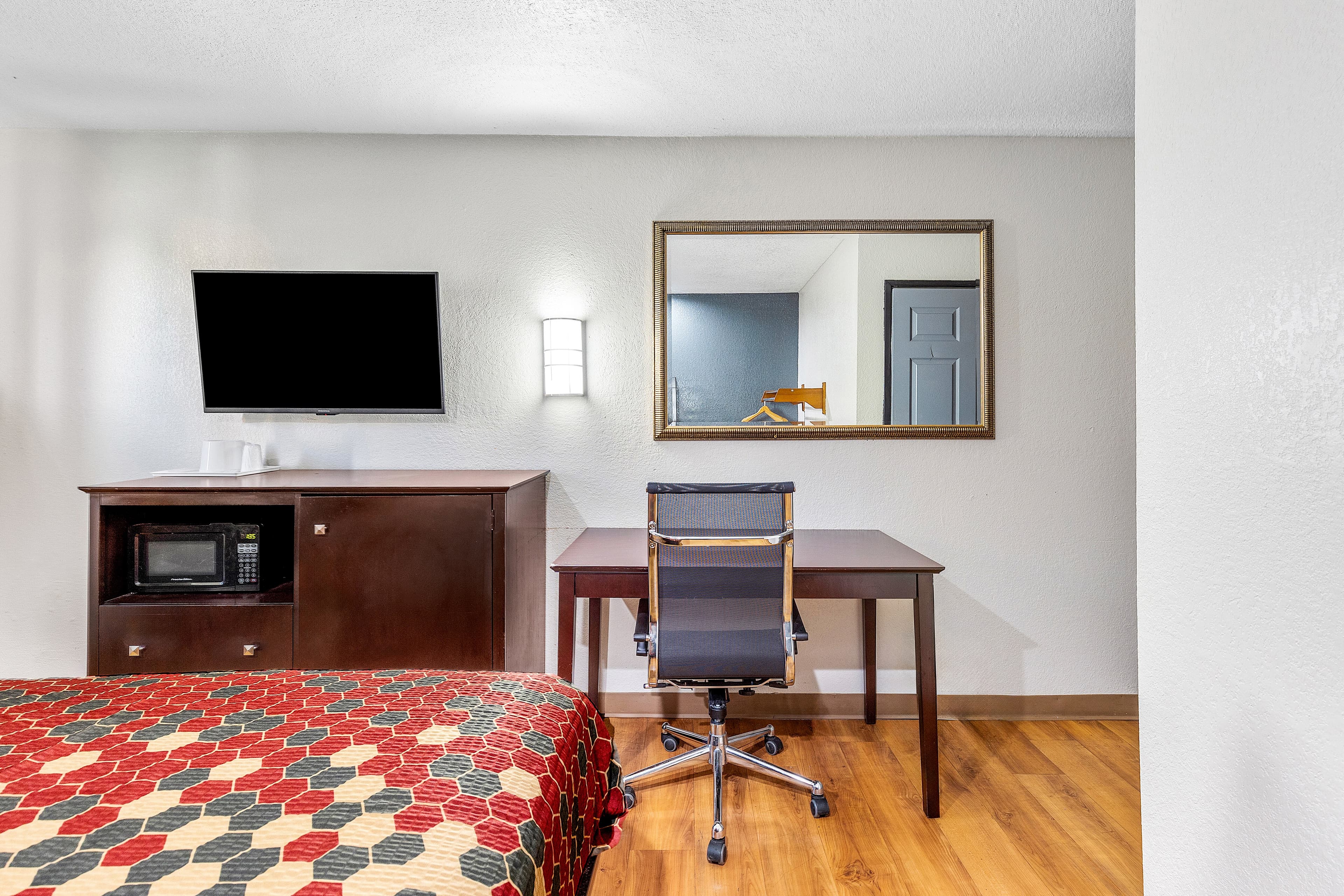 Econo Lodge Akron Copley Northwest - Image 4
