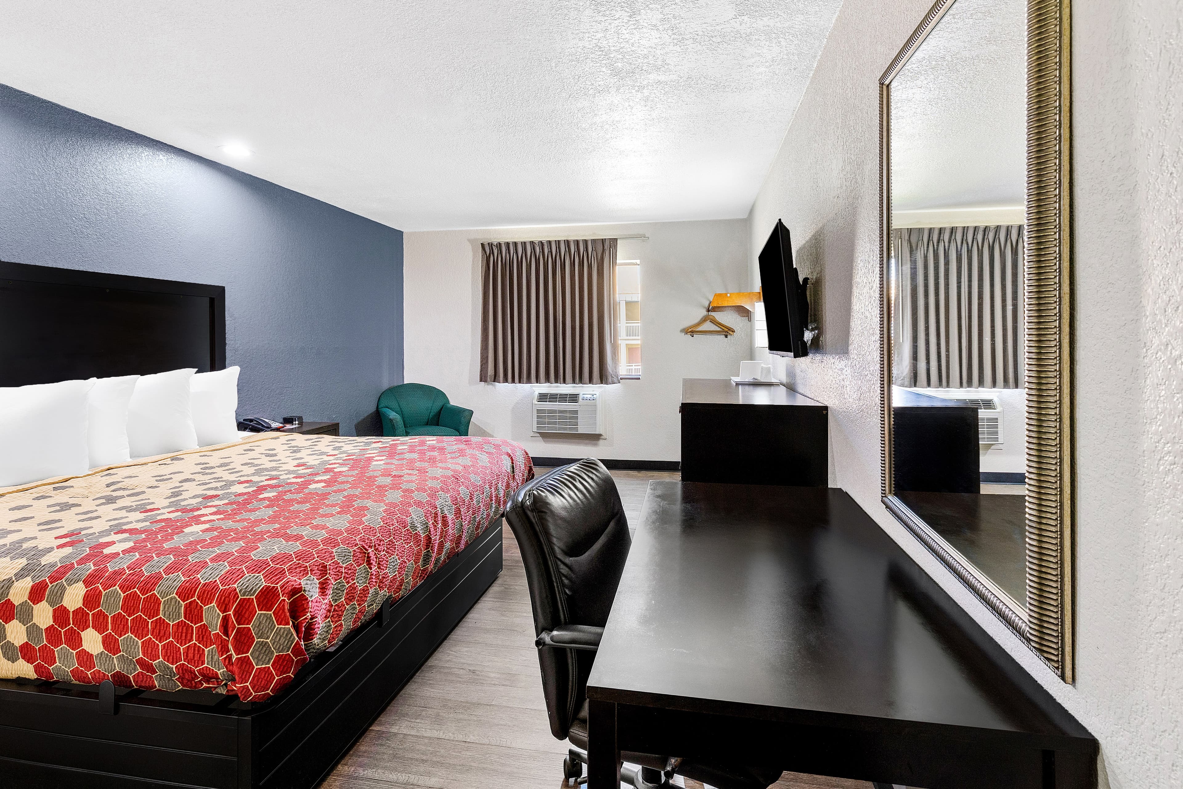 Econo Lodge Akron Copley Northwest — 6