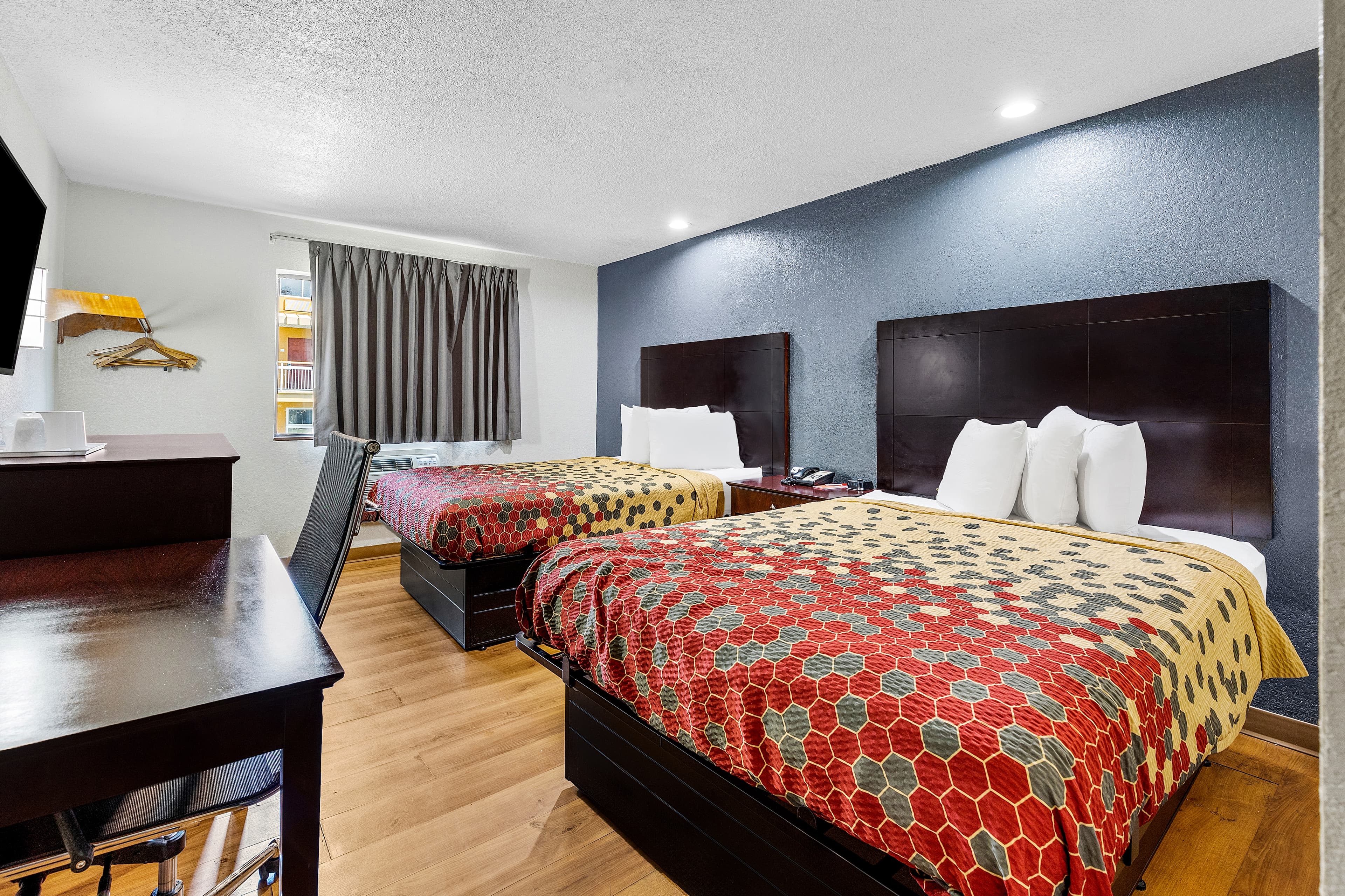 Econo Lodge Akron Copley Northwest — 11