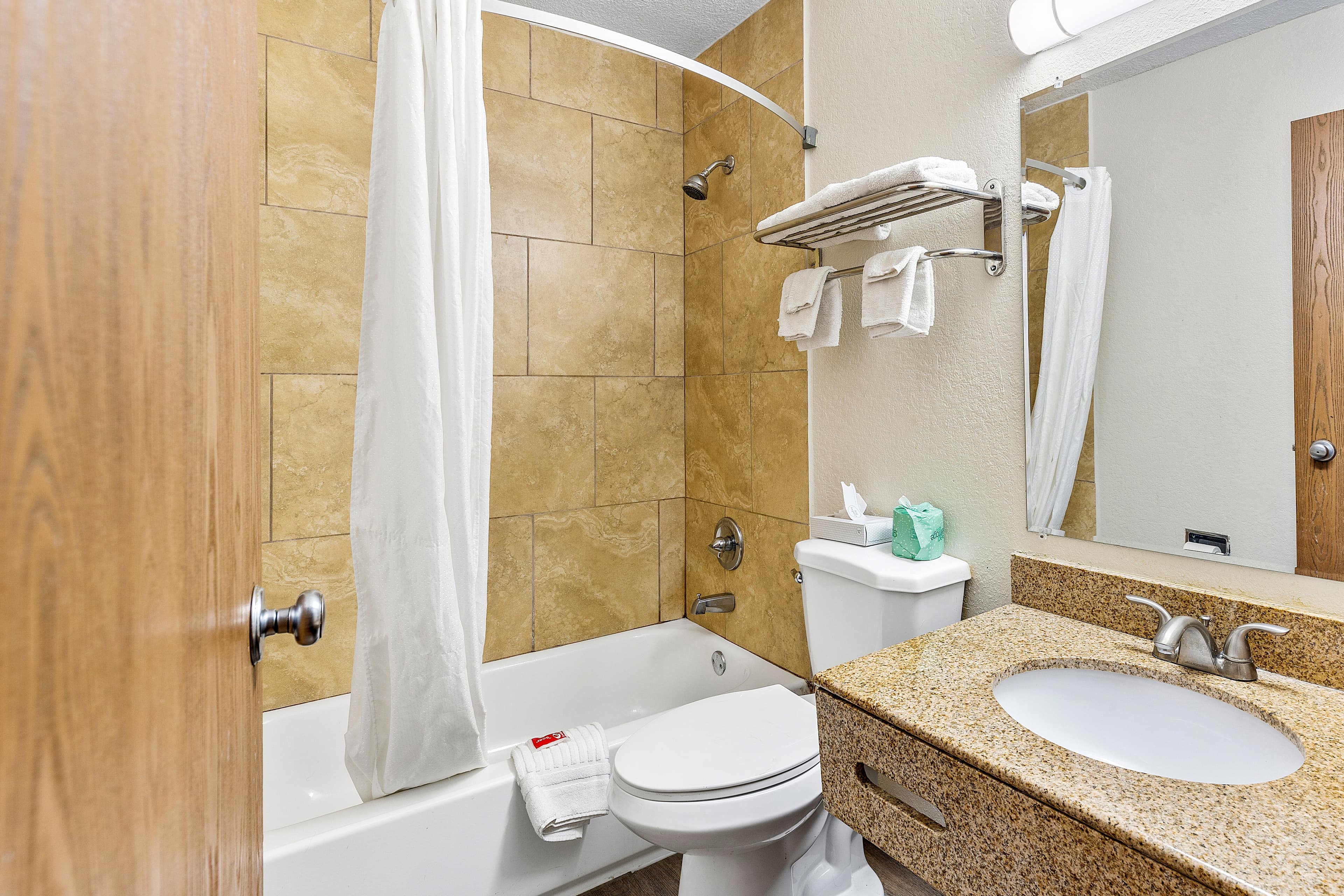 Econo Lodge Akron Copley Northwest — 14