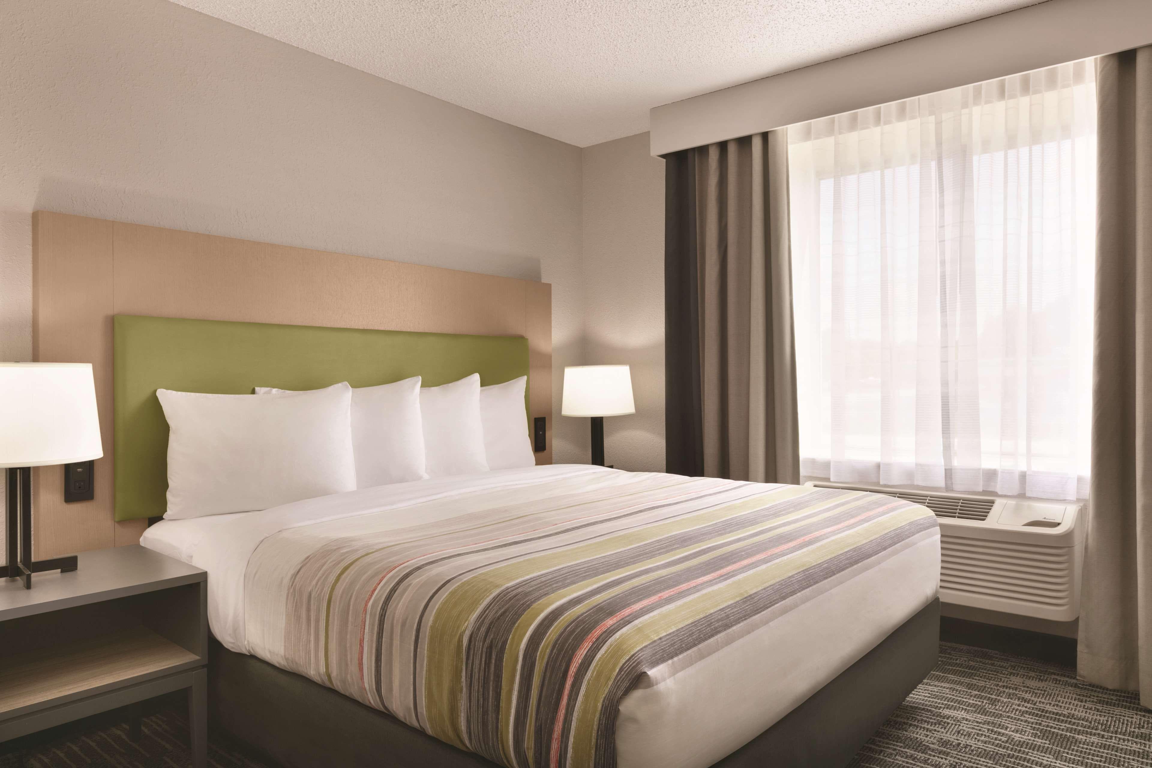 Country Inn & Suites by Radisson, Port Clinton, OH — 13