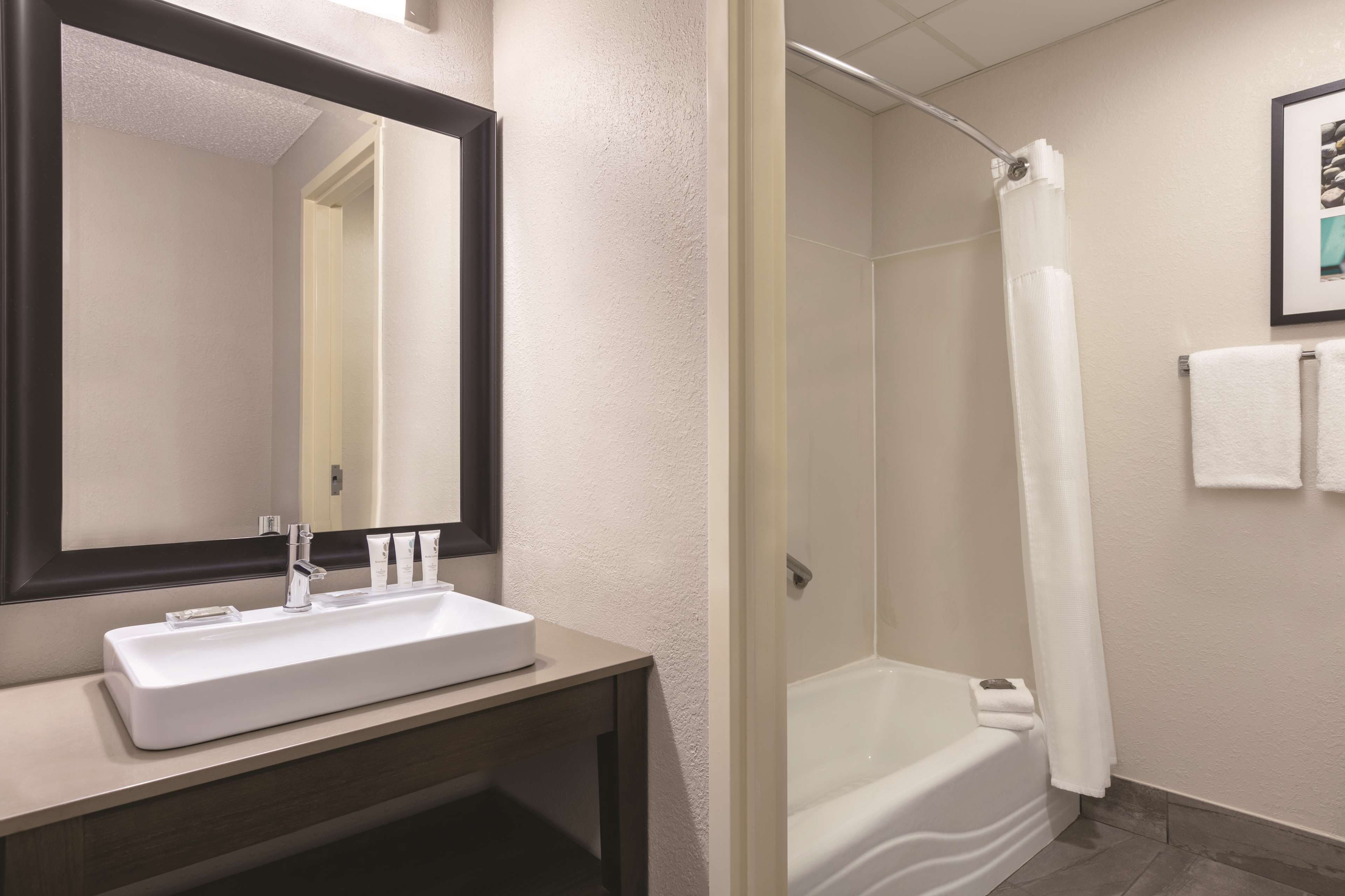 Country Inn & Suites by Radisson, Port Clinton, OH - Image 4