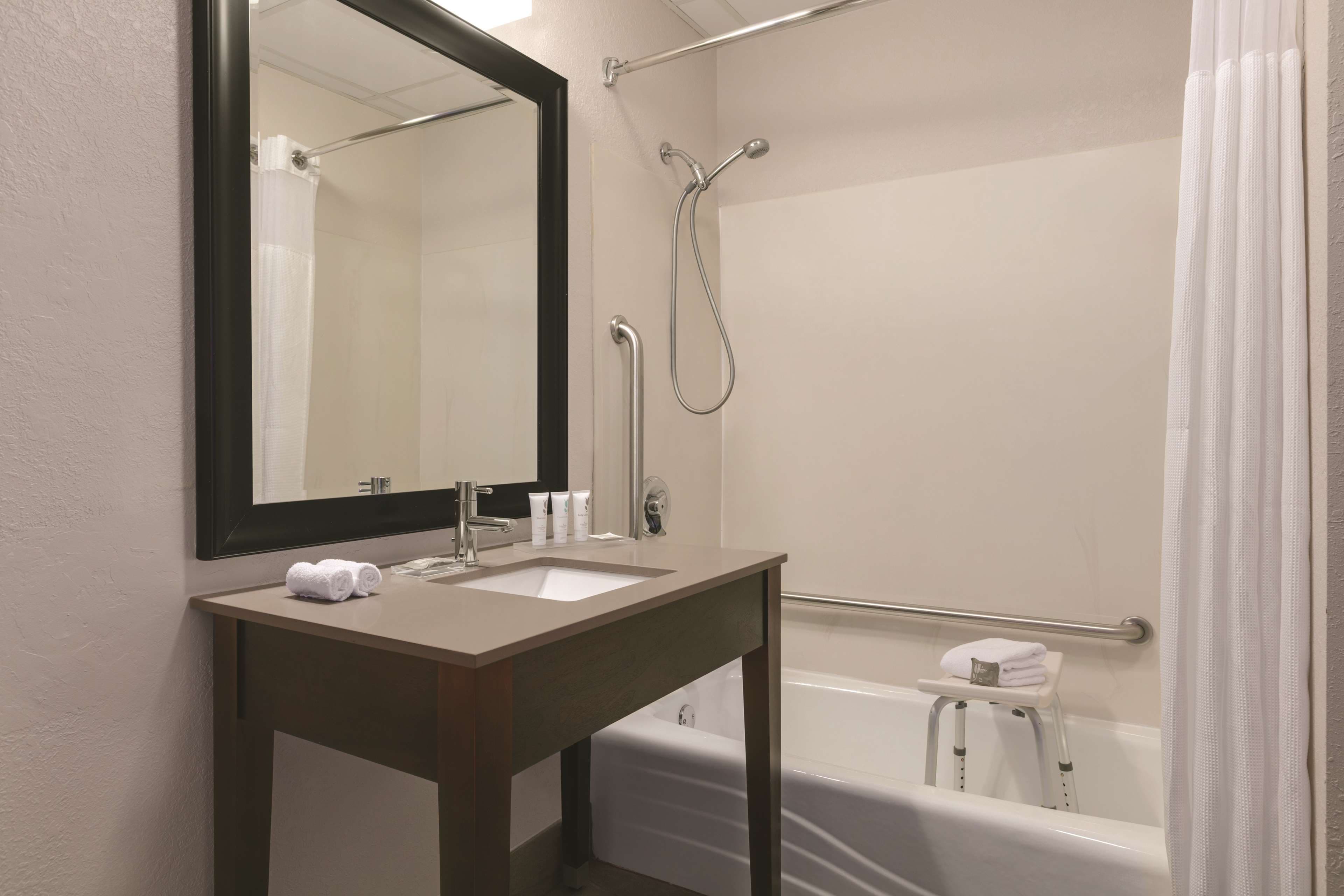 Country Inn & Suites by Radisson, Port Clinton, OH - Image 5