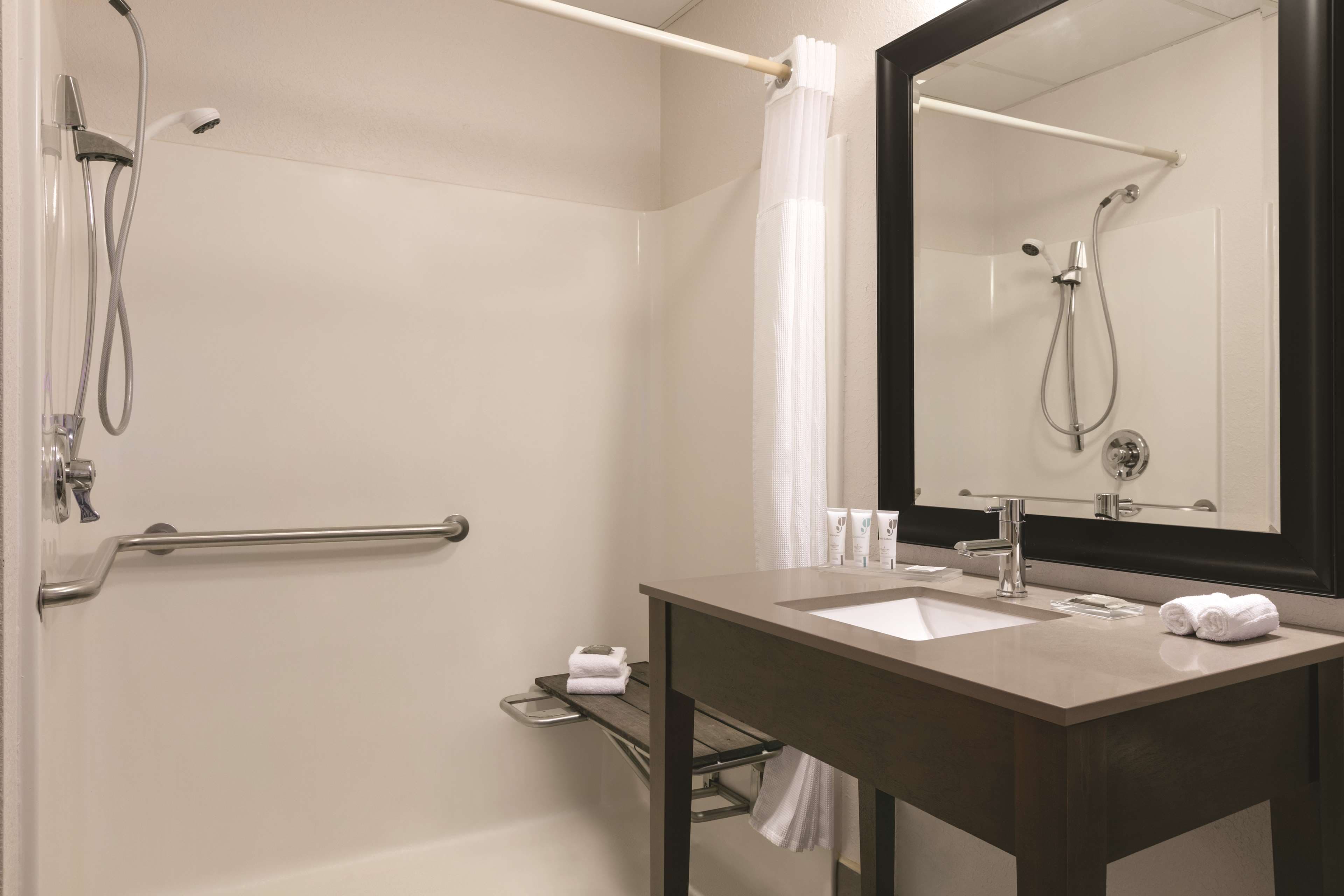 Country Inn & Suites by Radisson, Port Clinton, OH — 6