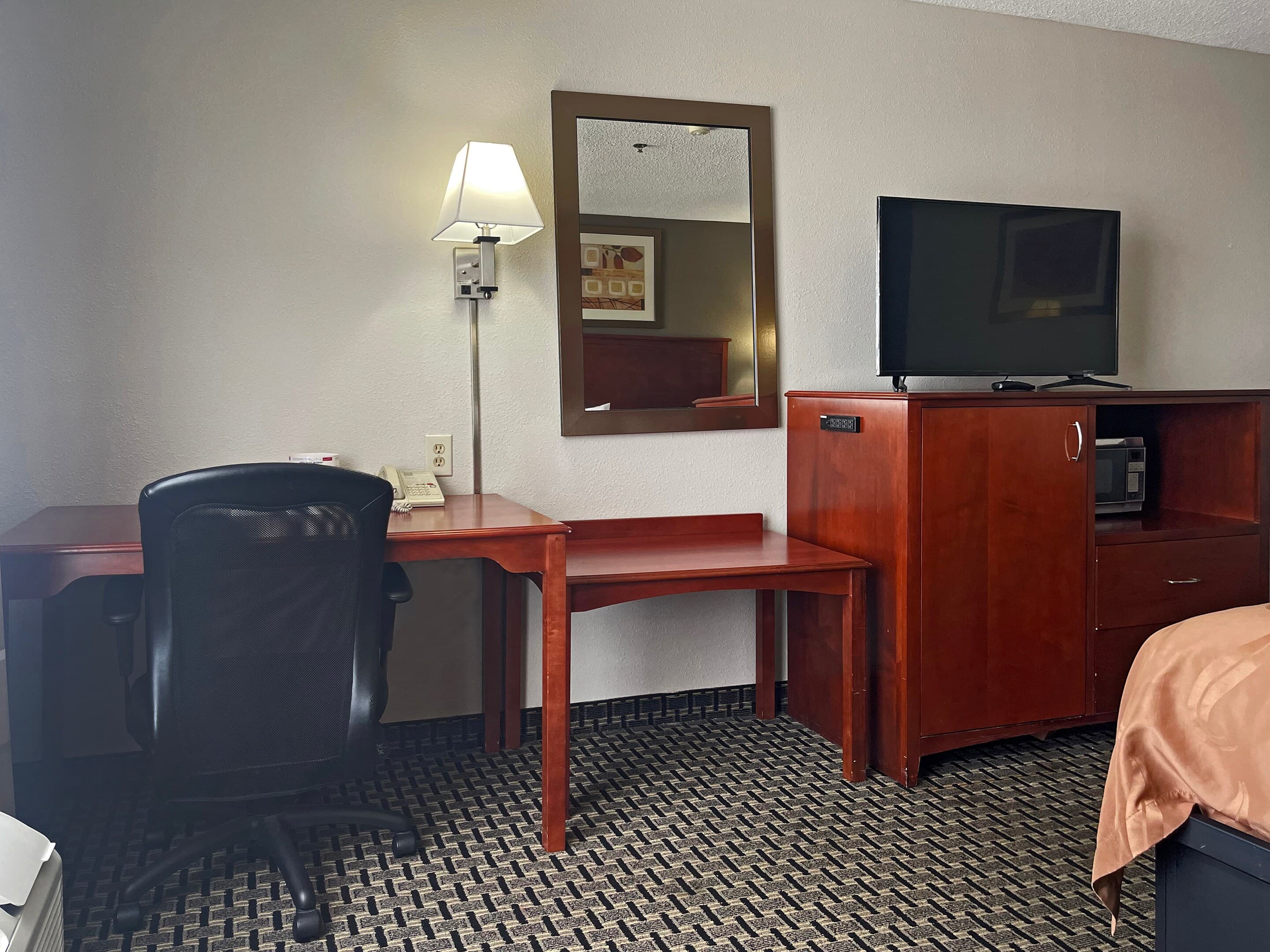 Quality Inn & Suites Cincinnati Sharonville - Image 2