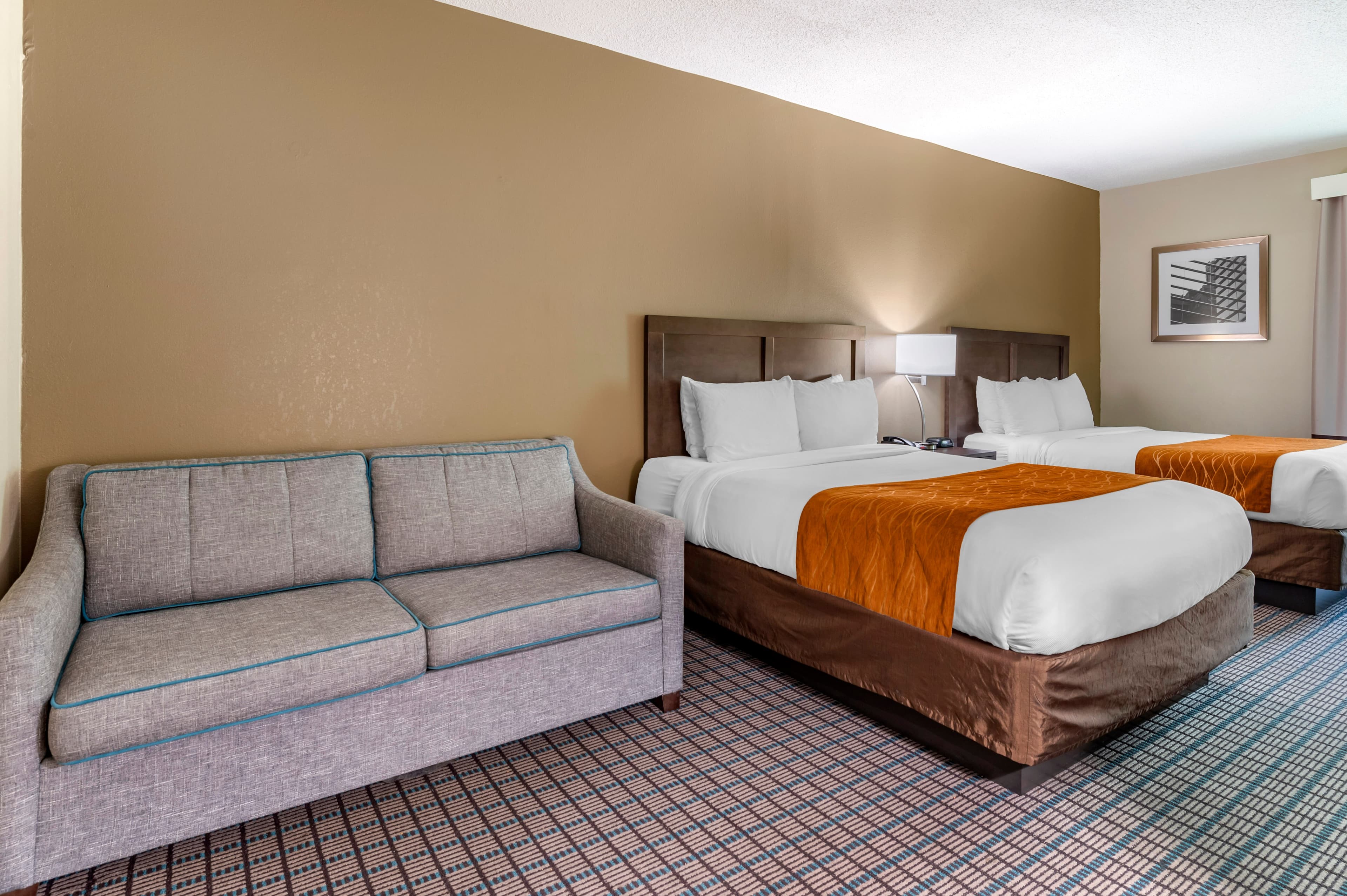 Comfort Inn & Suites Cincinnati Uptown Clifton — 7