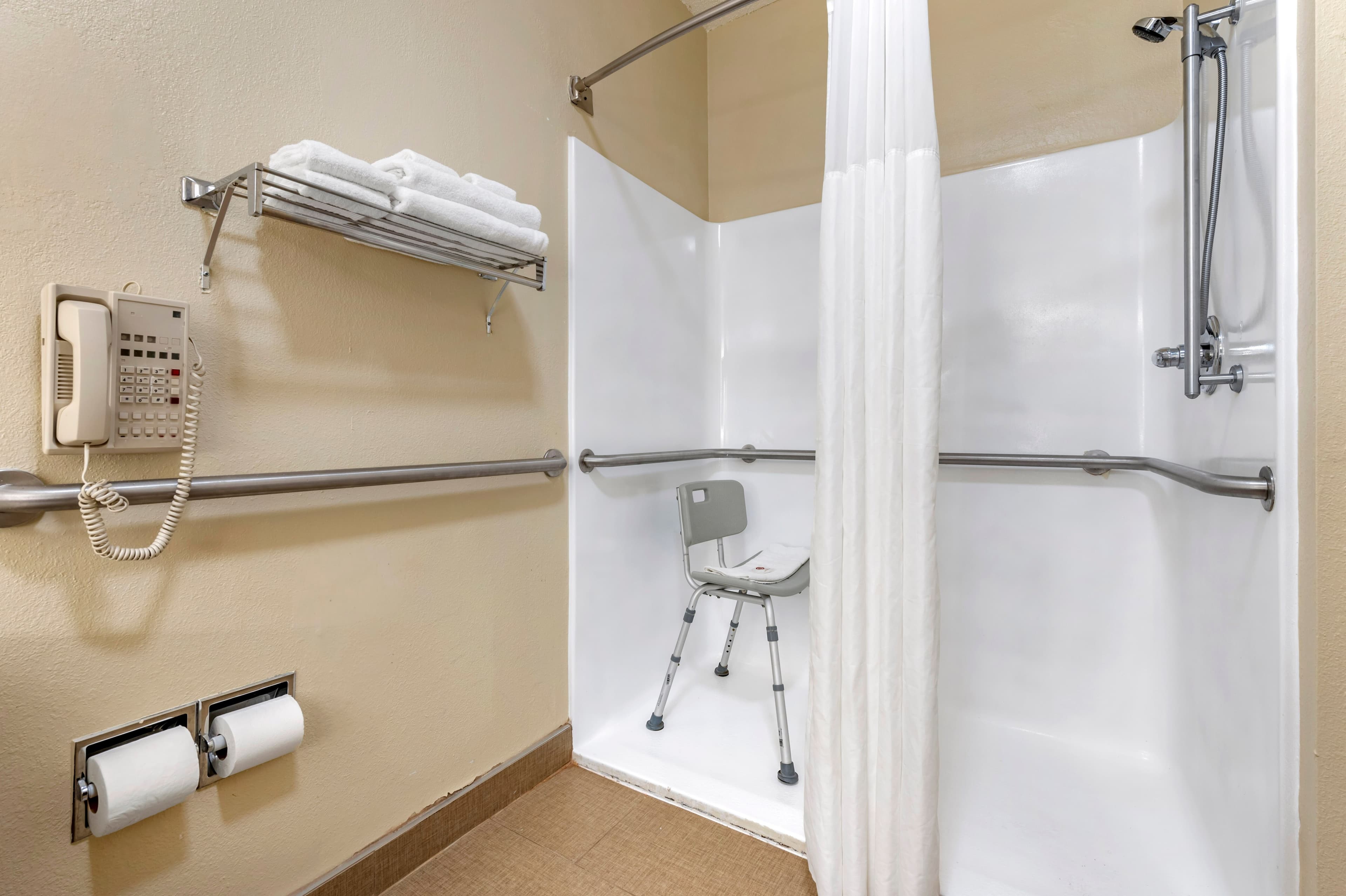 Comfort Inn & Suites Cincinnati Uptown Clifton - Image 3