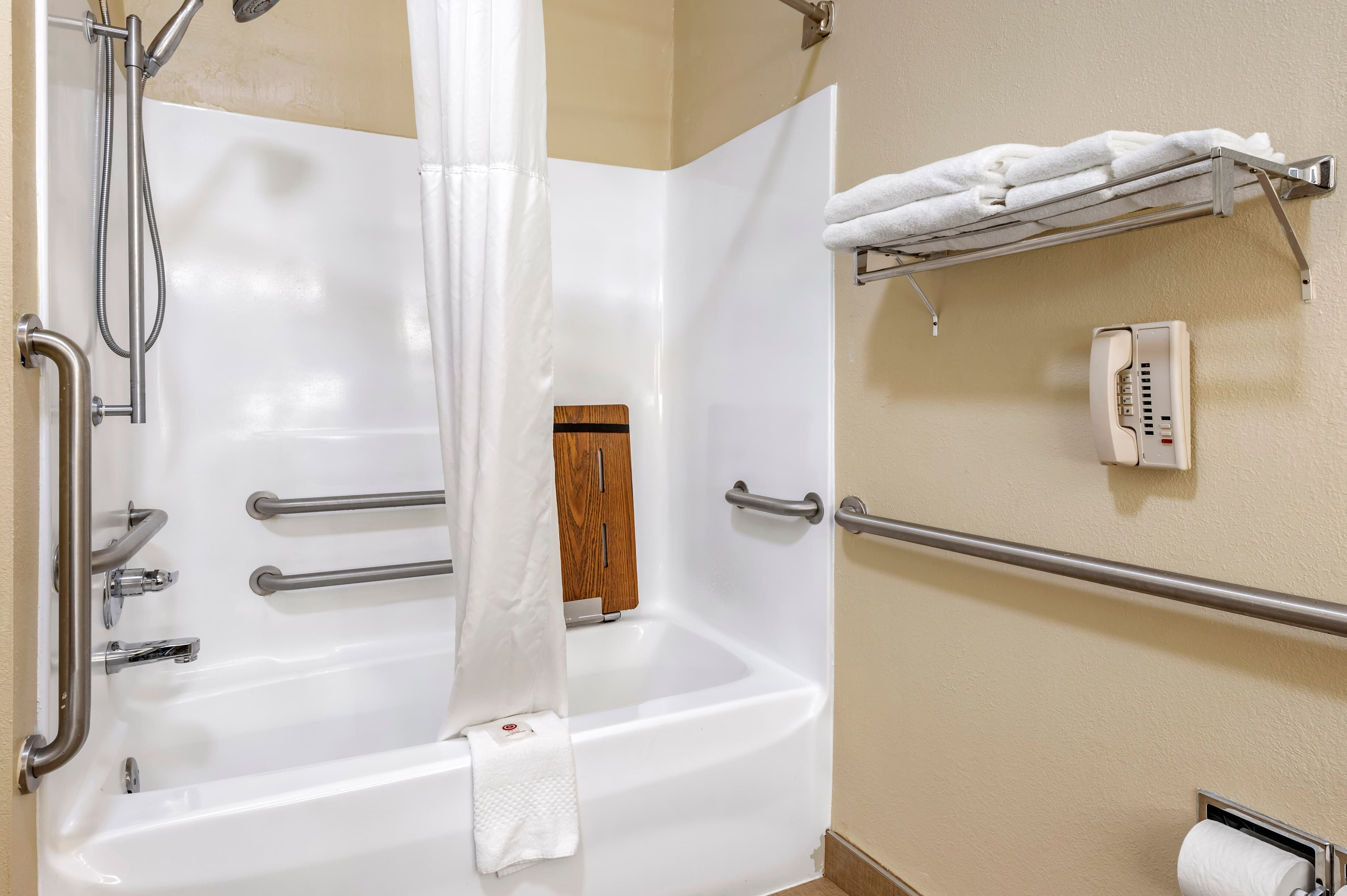 Comfort Inn & Suites Cincinnati Uptown Clifton - Image 5