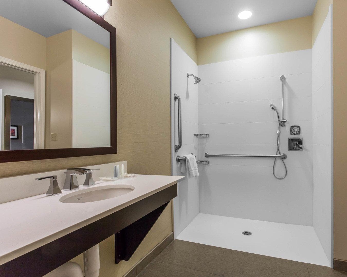 Comfort Suites Youngstown North — 6