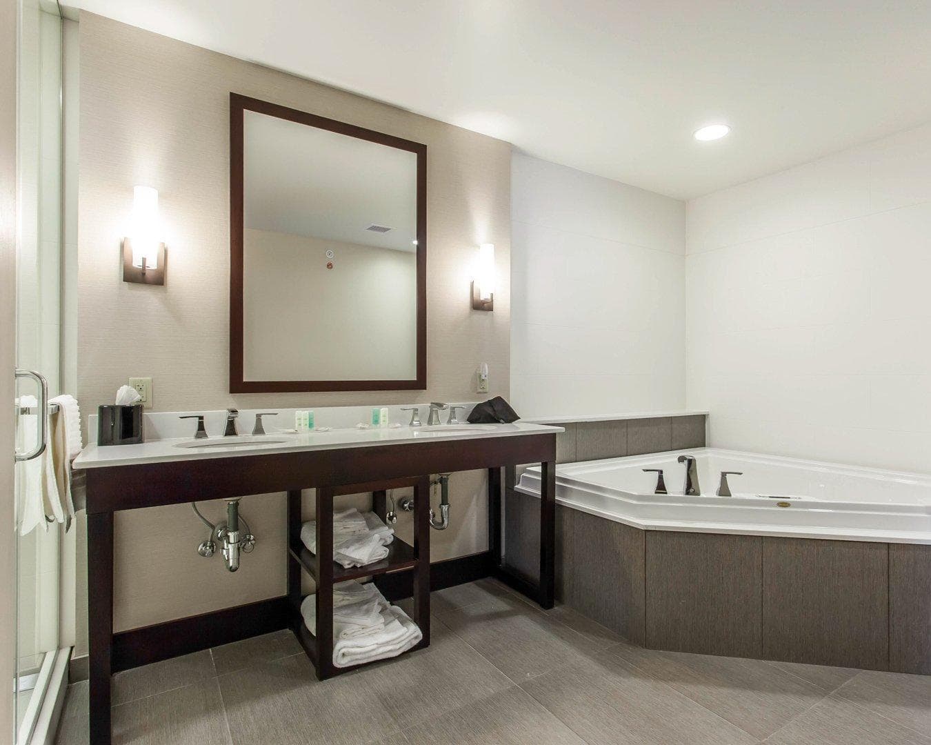 Comfort Suites Youngstown North — 35