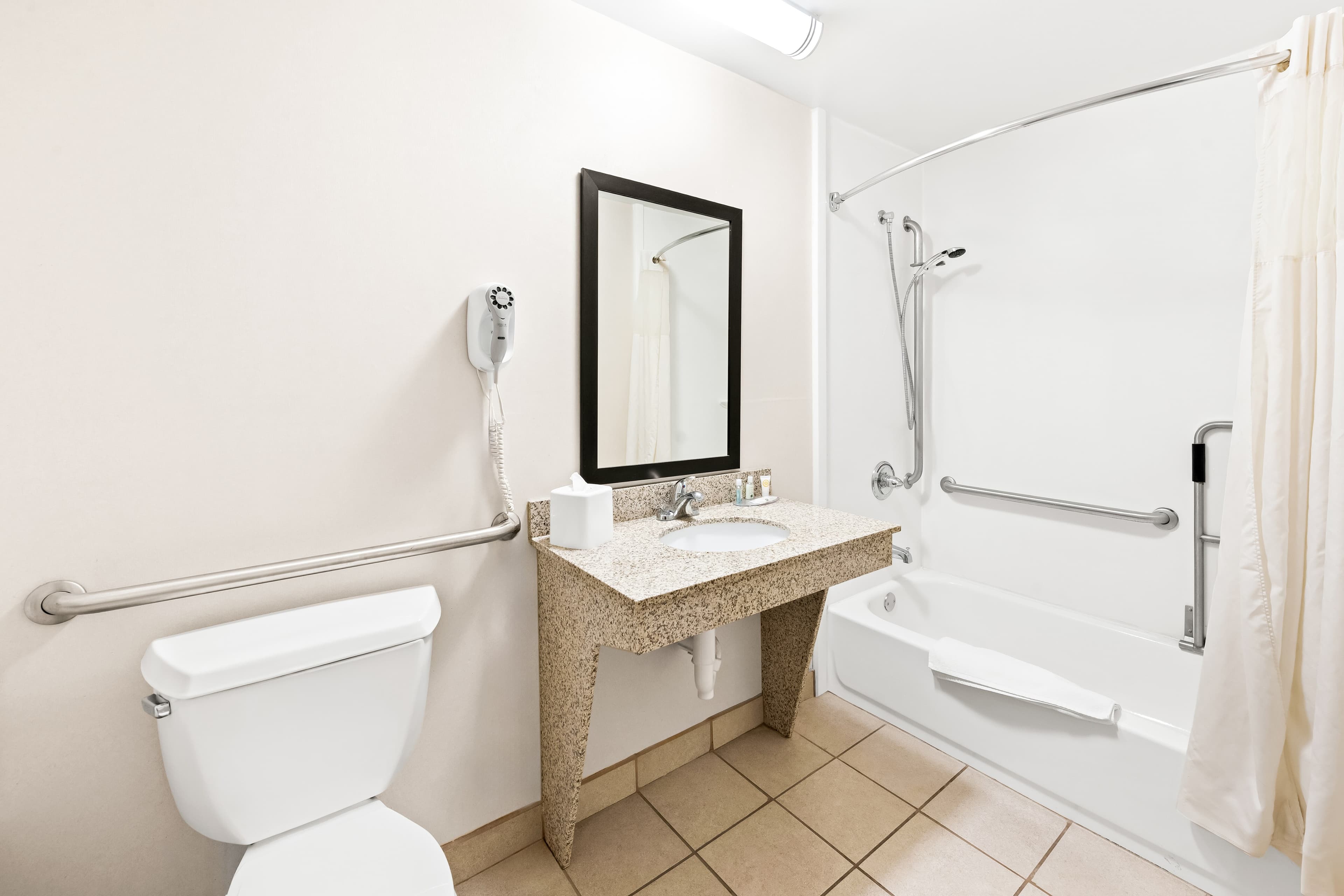 Quality Inn Dayton Airport - Image 4