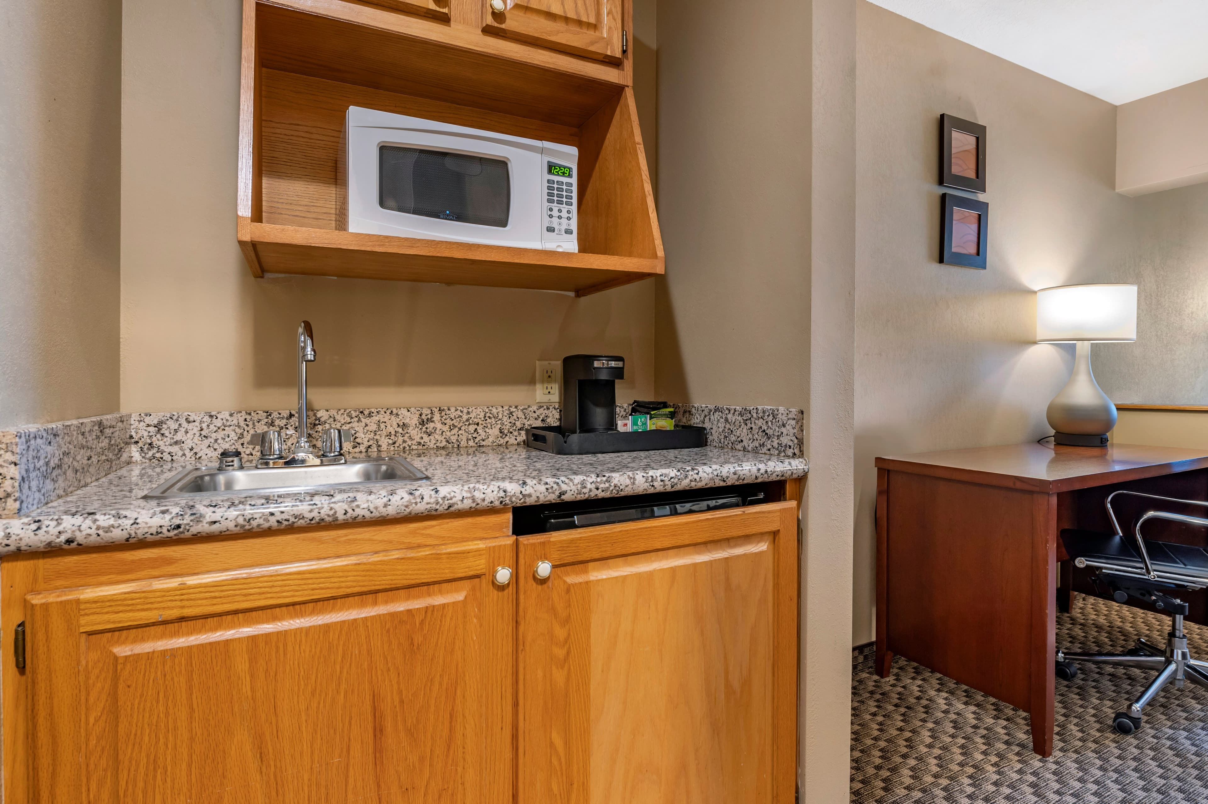 Comfort Inn & Suites Napoleon - Image 4