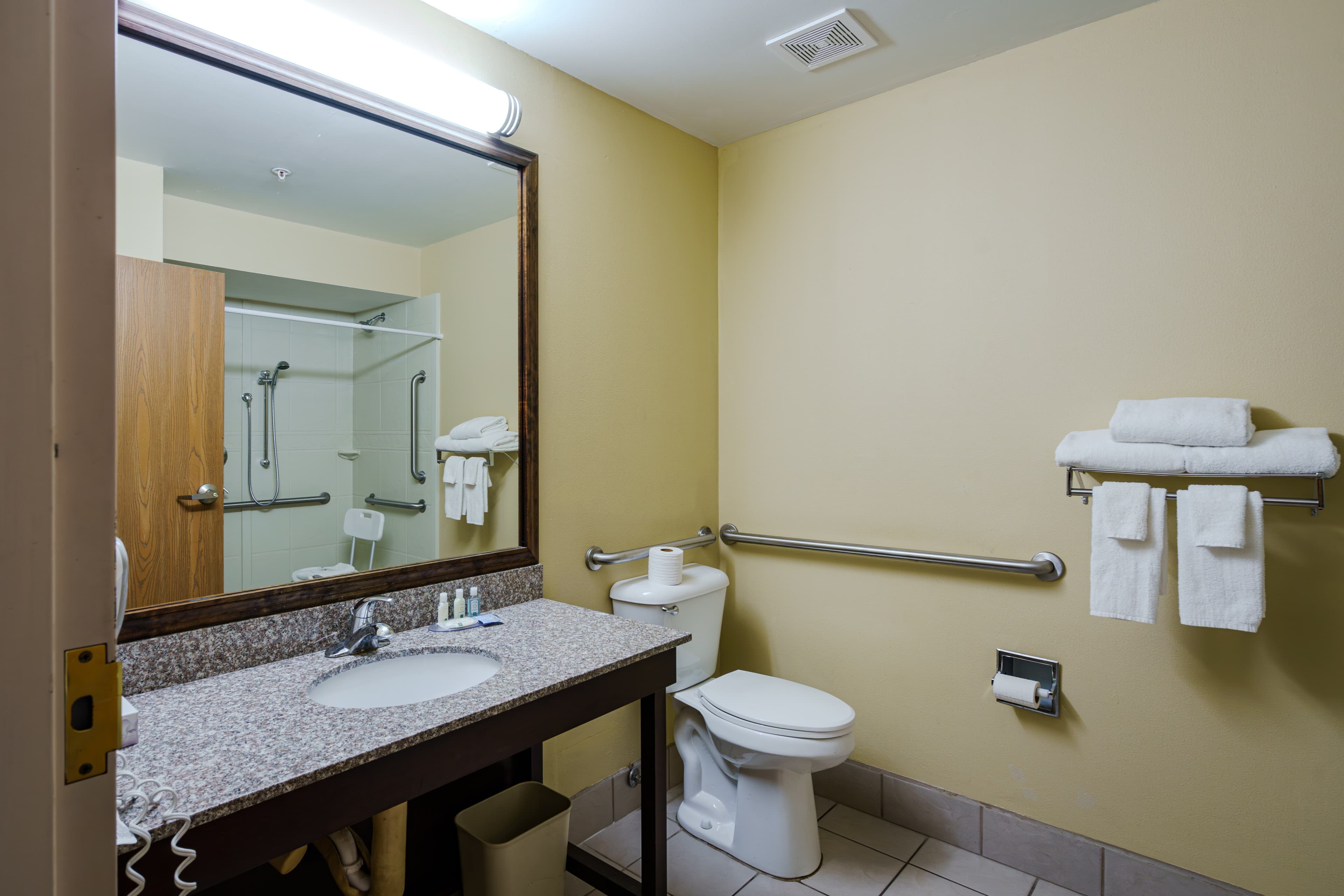 Quality Inn I-75 West Chester-North Cincinnati - Image 2