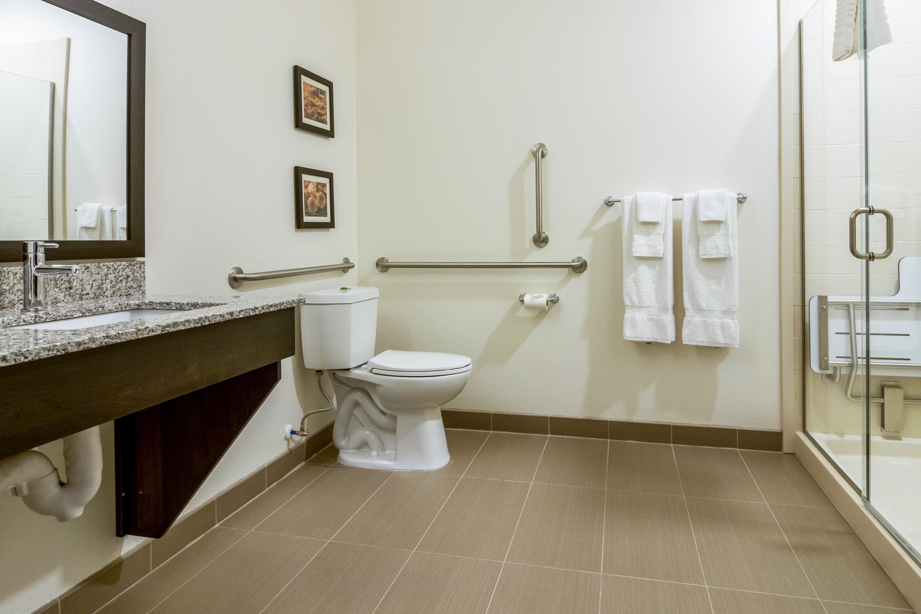 Comfort Suites Wooster near University Campus - Image 3