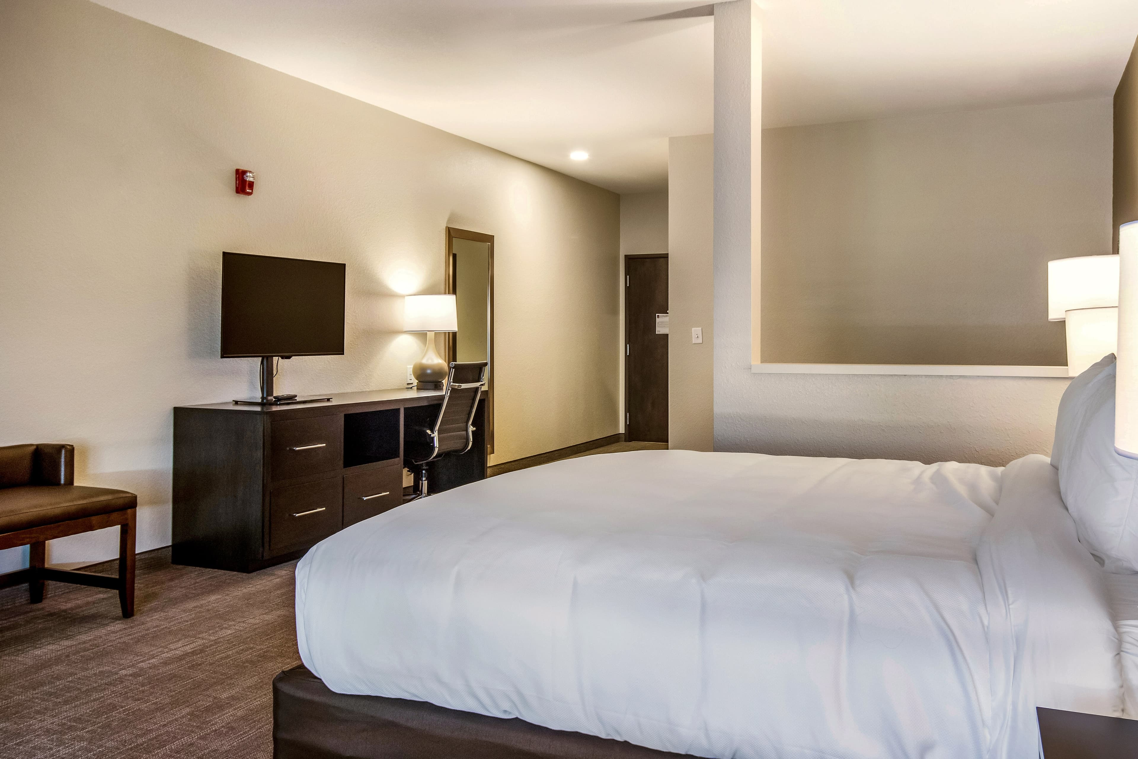 Comfort Suites Brunswick Town Center - Image 4