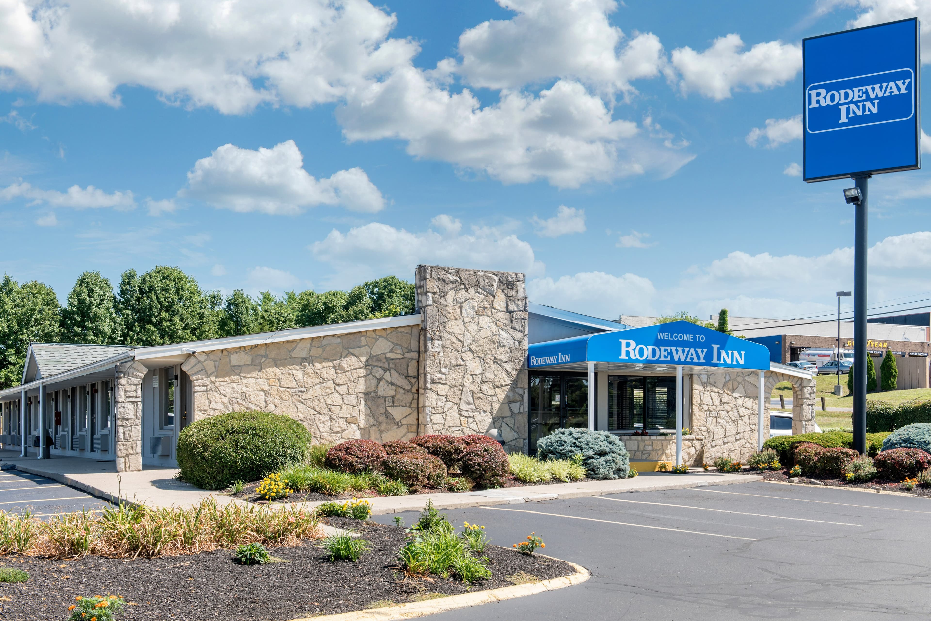 Rodeway Inn Sharonville - Cincinnati North - Image 1