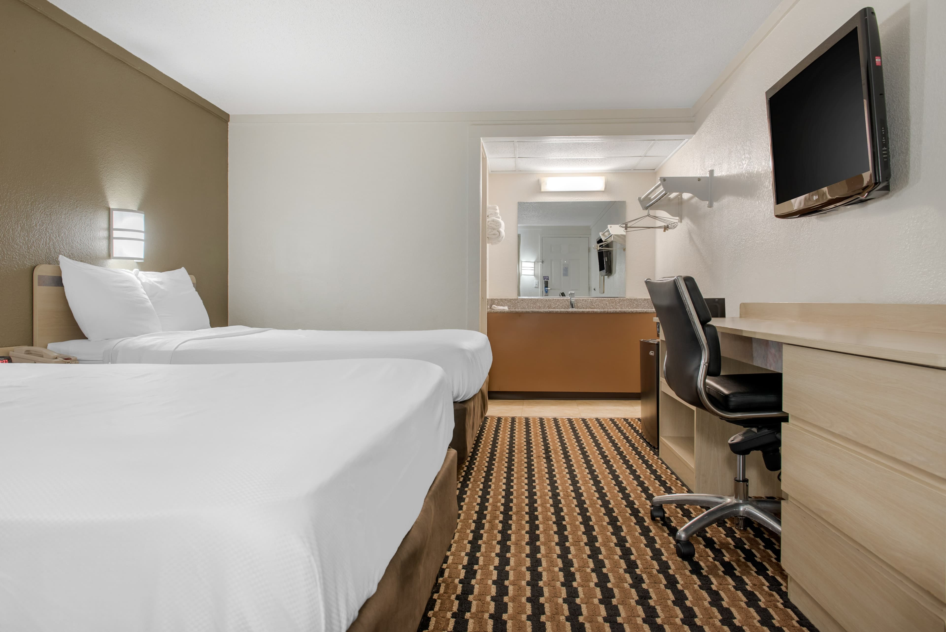 Rodeway Inn Sharonville - Cincinnati North - Image 5