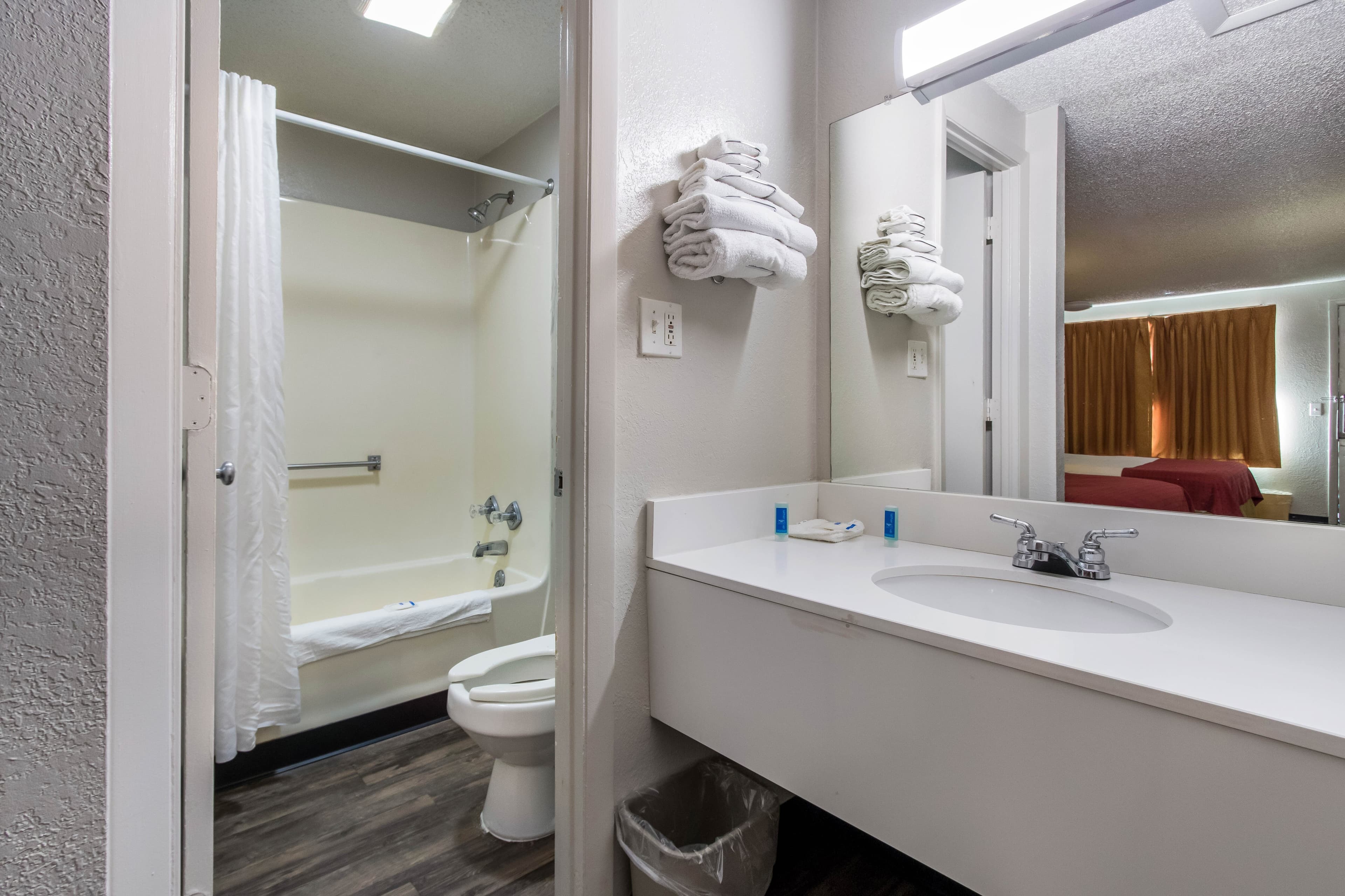 Rodeway Inn Near Hall of Fame — 16