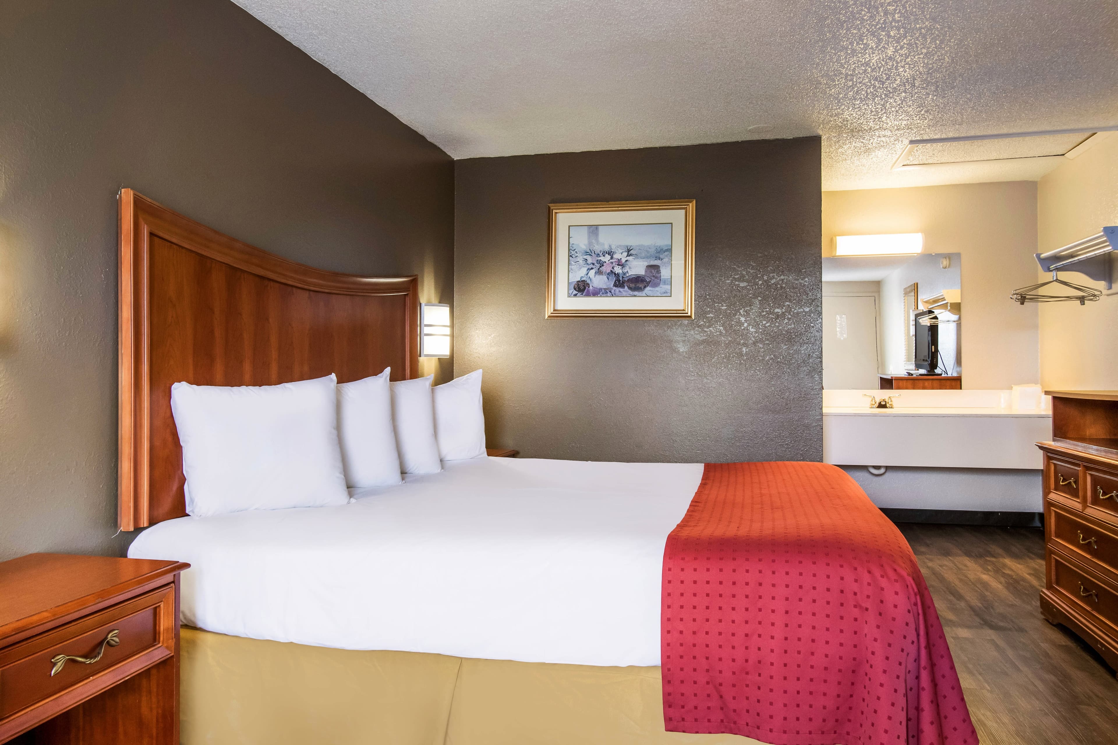 Rodeway Inn Near Hall of Fame — 4