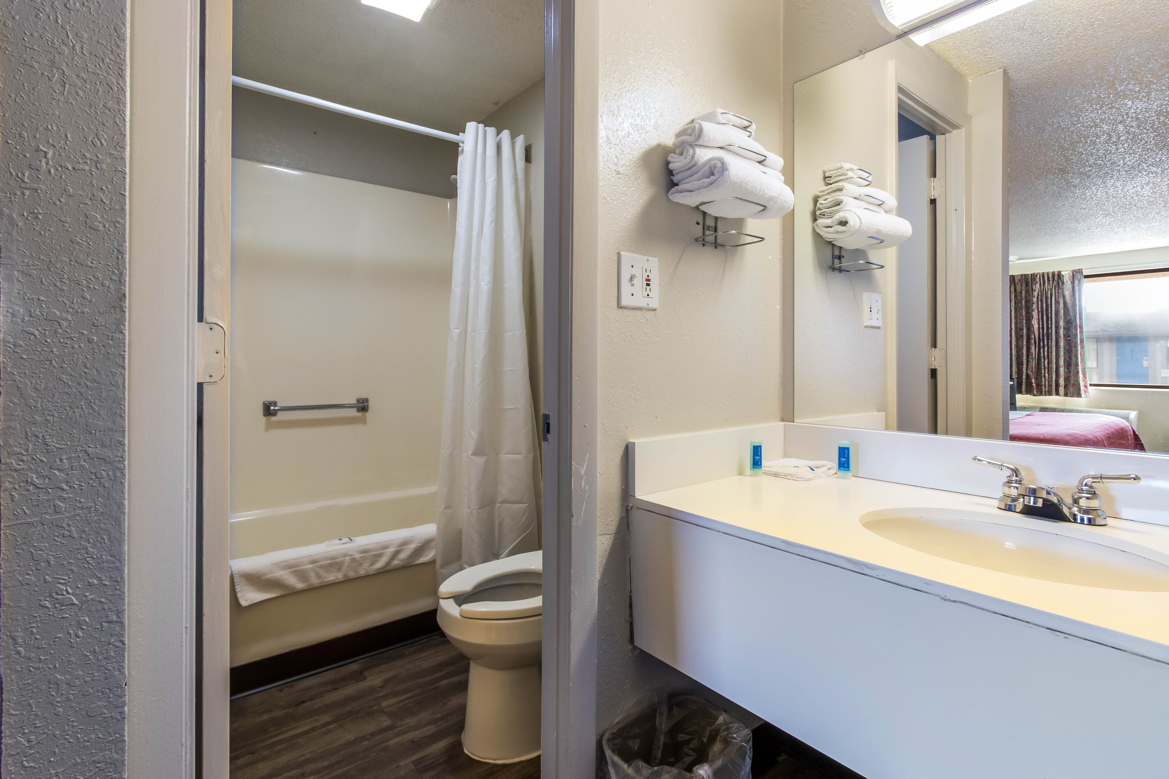 Rodeway Inn Near Hall of Fame — 6