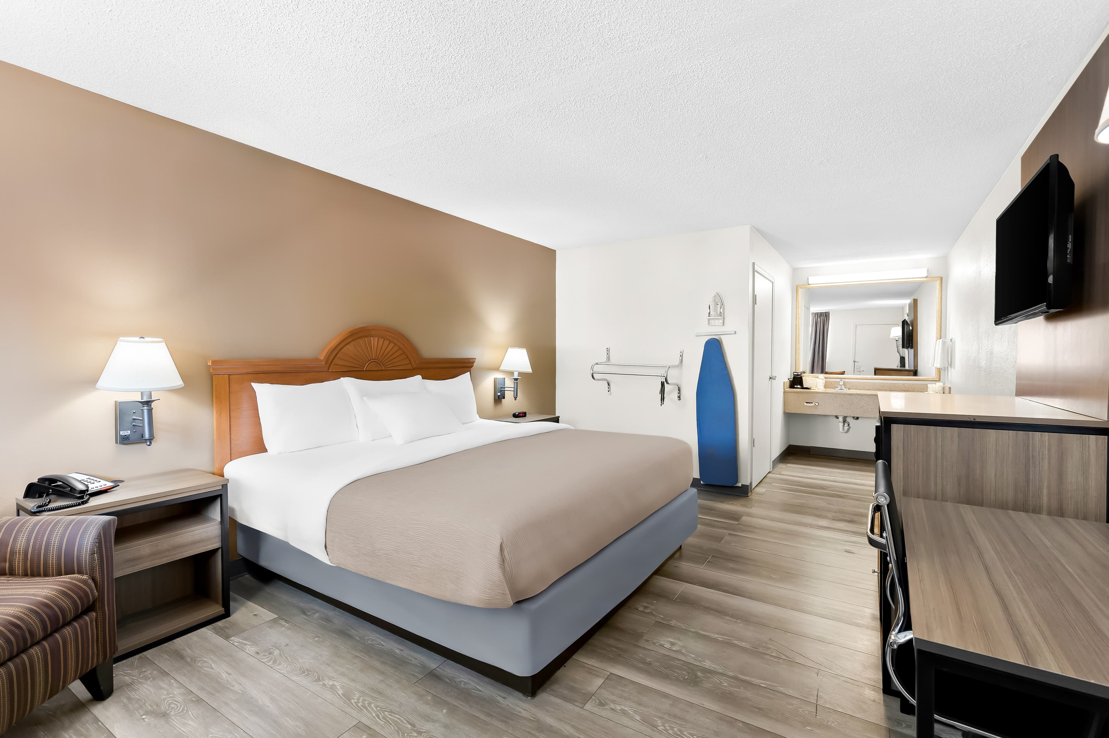 Quality Inn Middleburg Heights near Cleveland Airport - Image 2