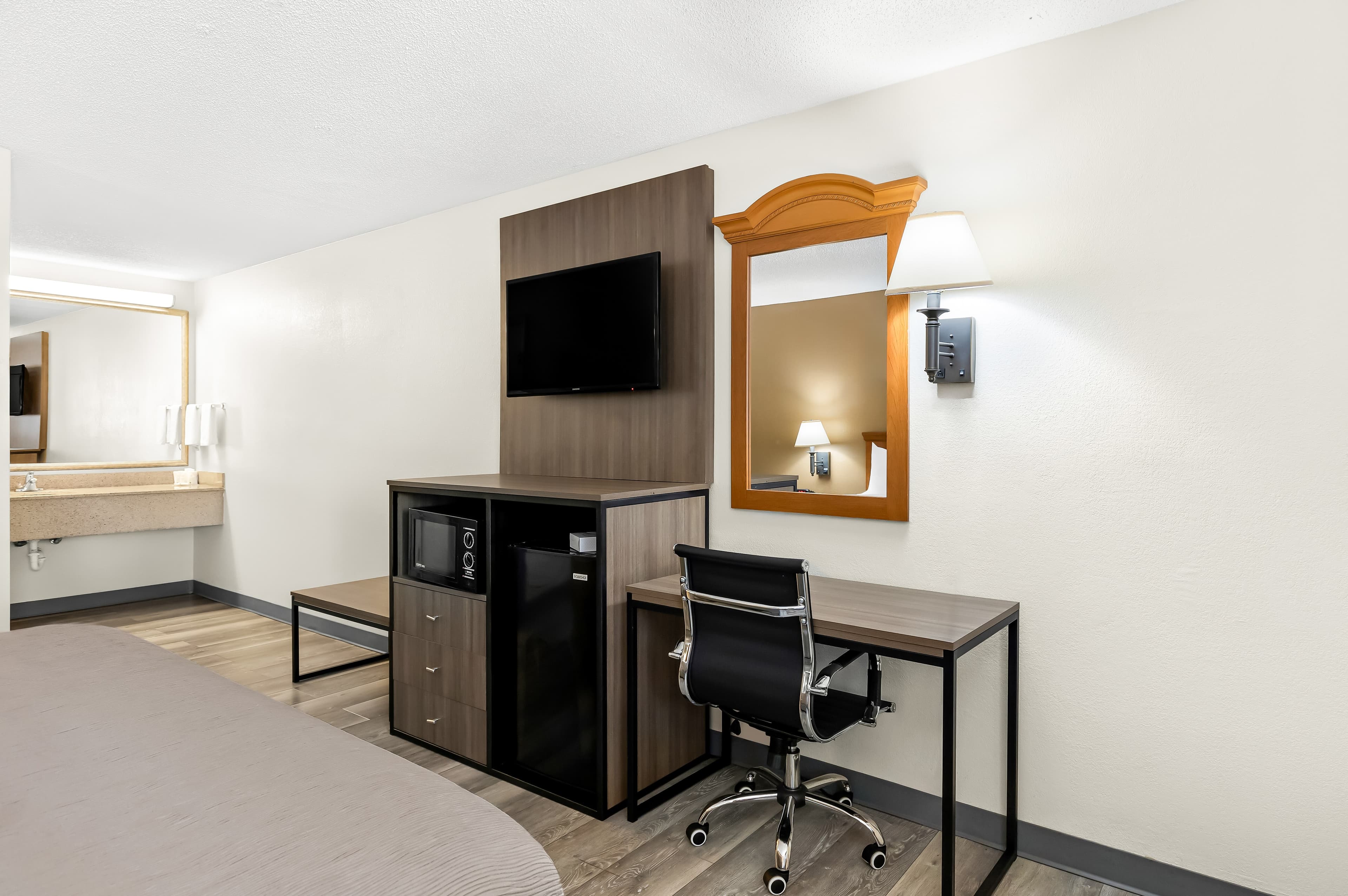Quality Inn Middleburg Heights near Cleveland Airport - Image 3