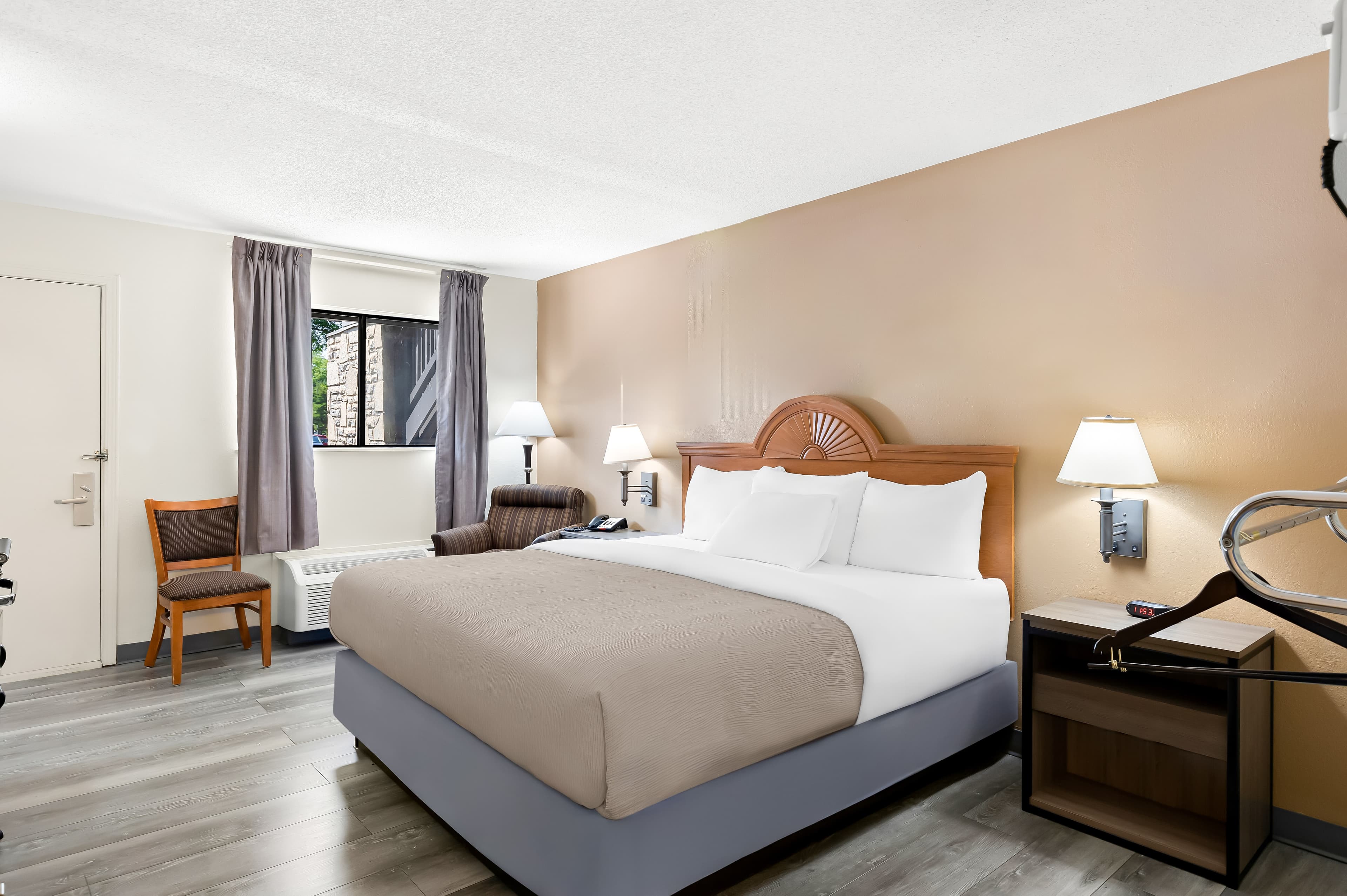 Quality Inn Middleburg Heights near Cleveland Airport - Image 4