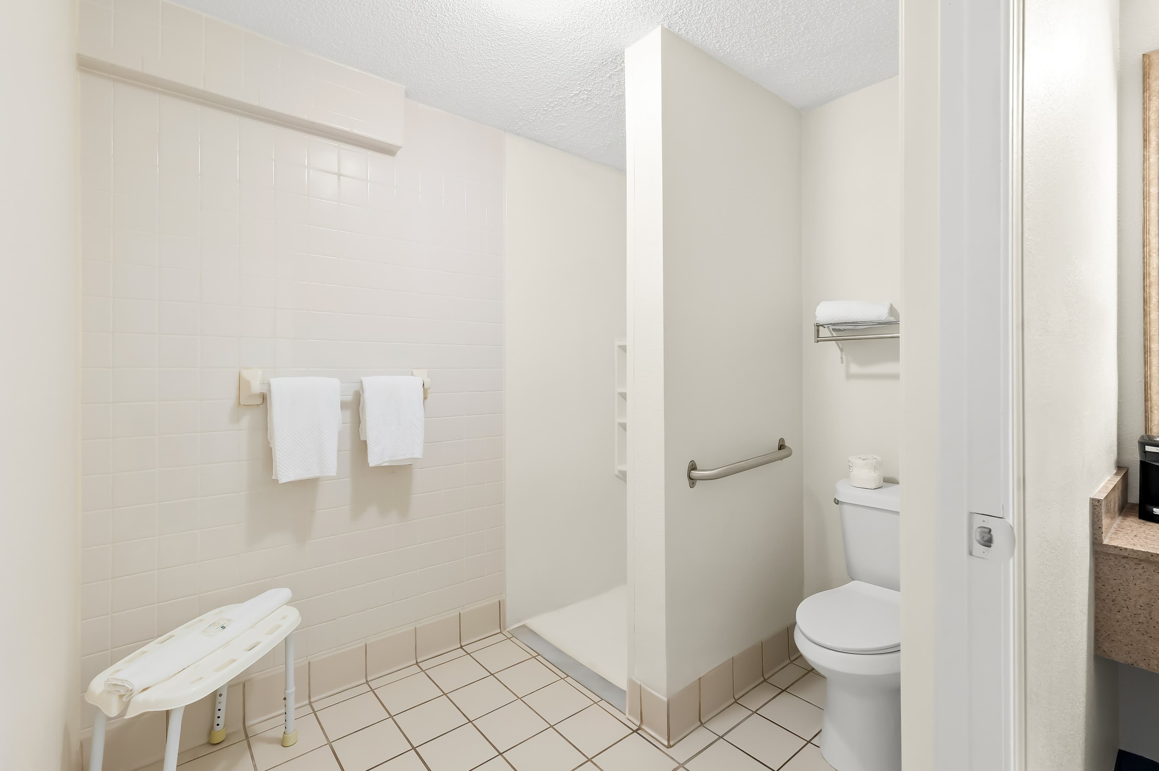 Quality Inn Middleburg Heights near Cleveland Airport - Image 5