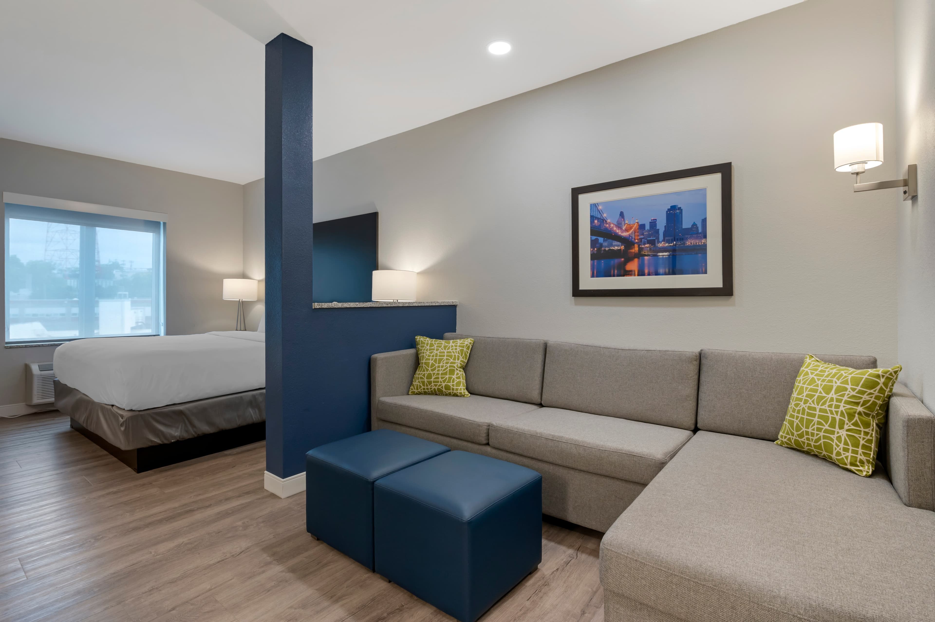 Comfort Suites Cincinnati University - Downtown - Image 2