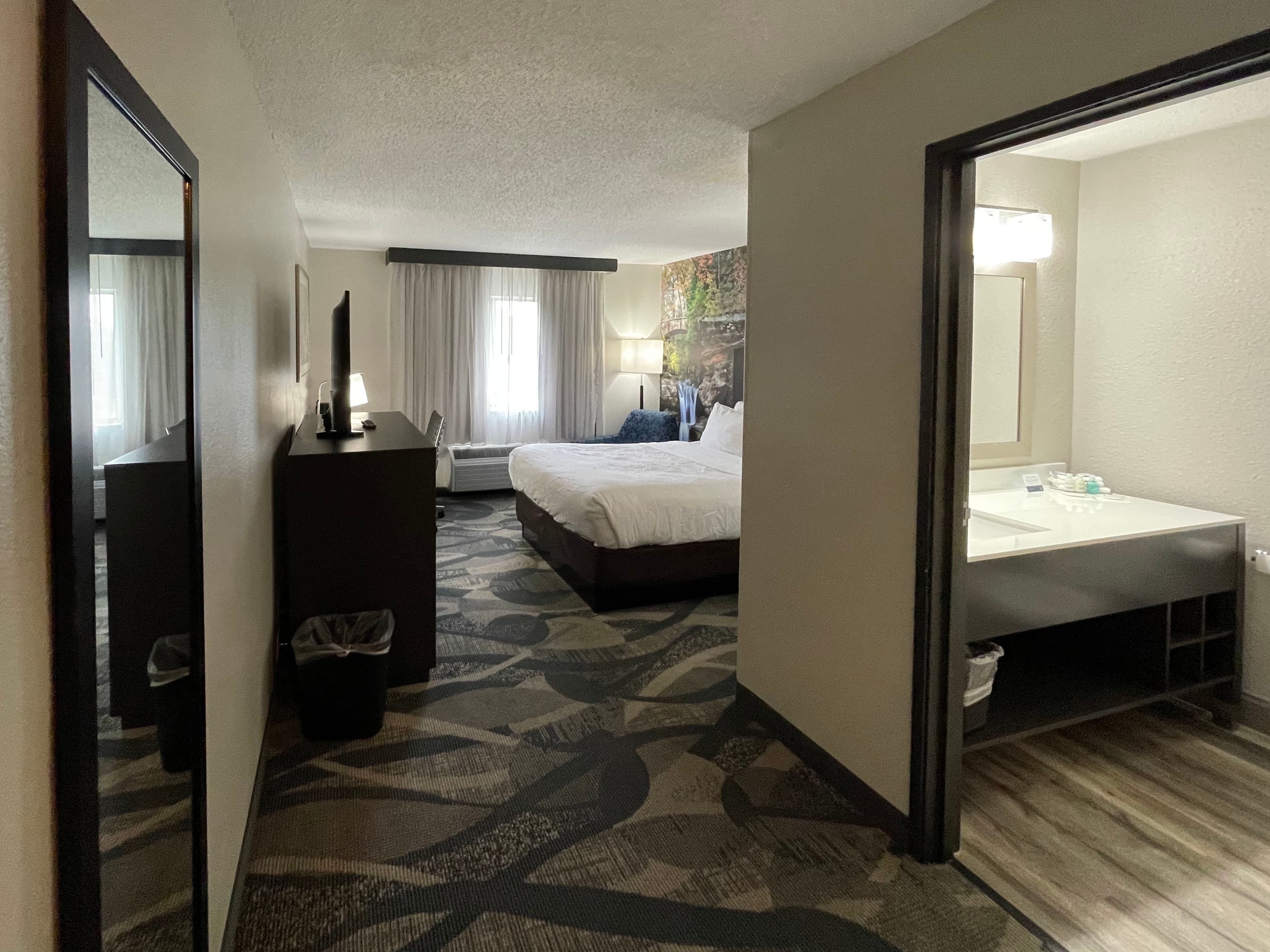 Clarion Pointe Fairborn near Wright Patterson AFB - Image 5