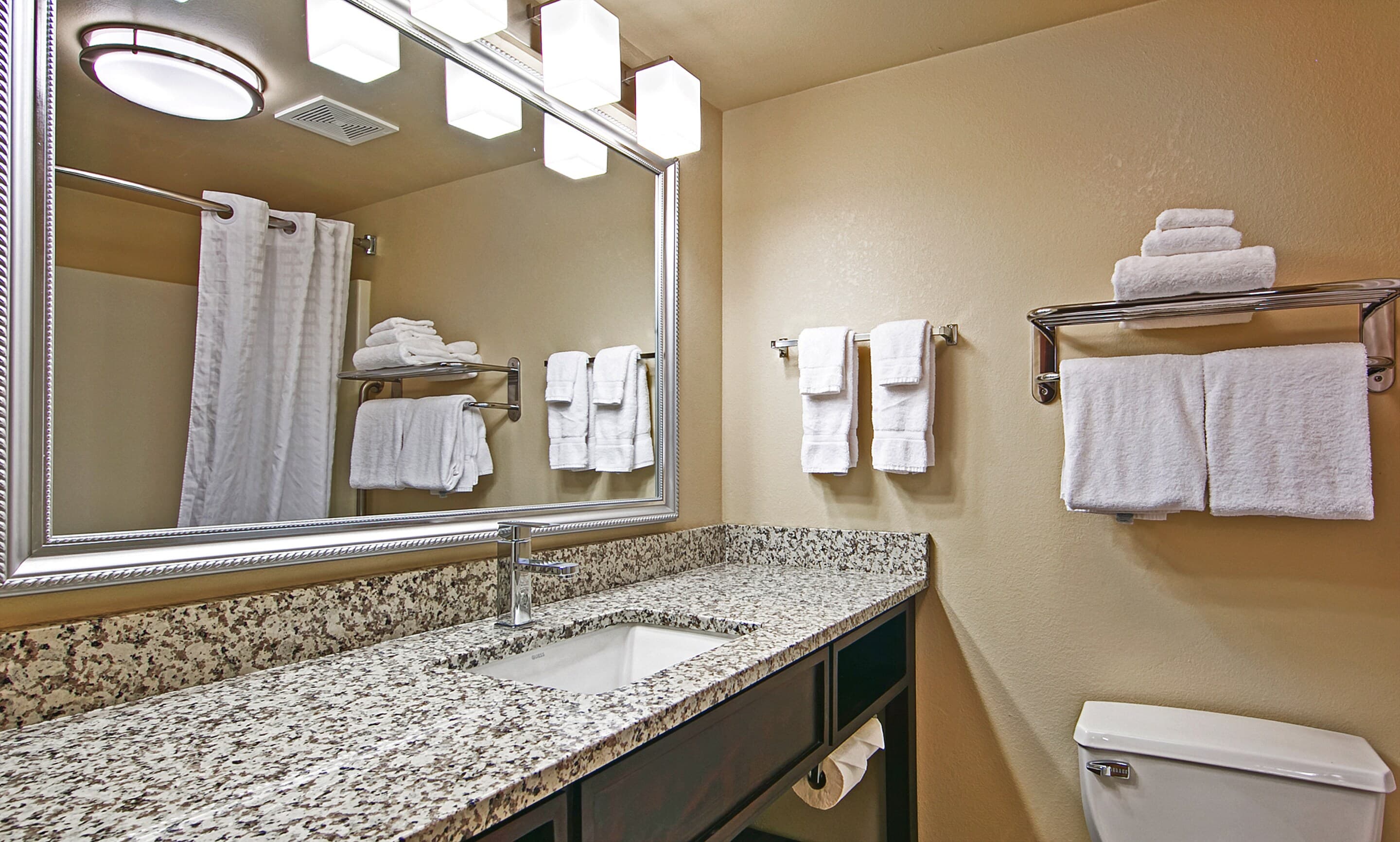 Comfort Inn & Suites Copley Akron - Image 2
