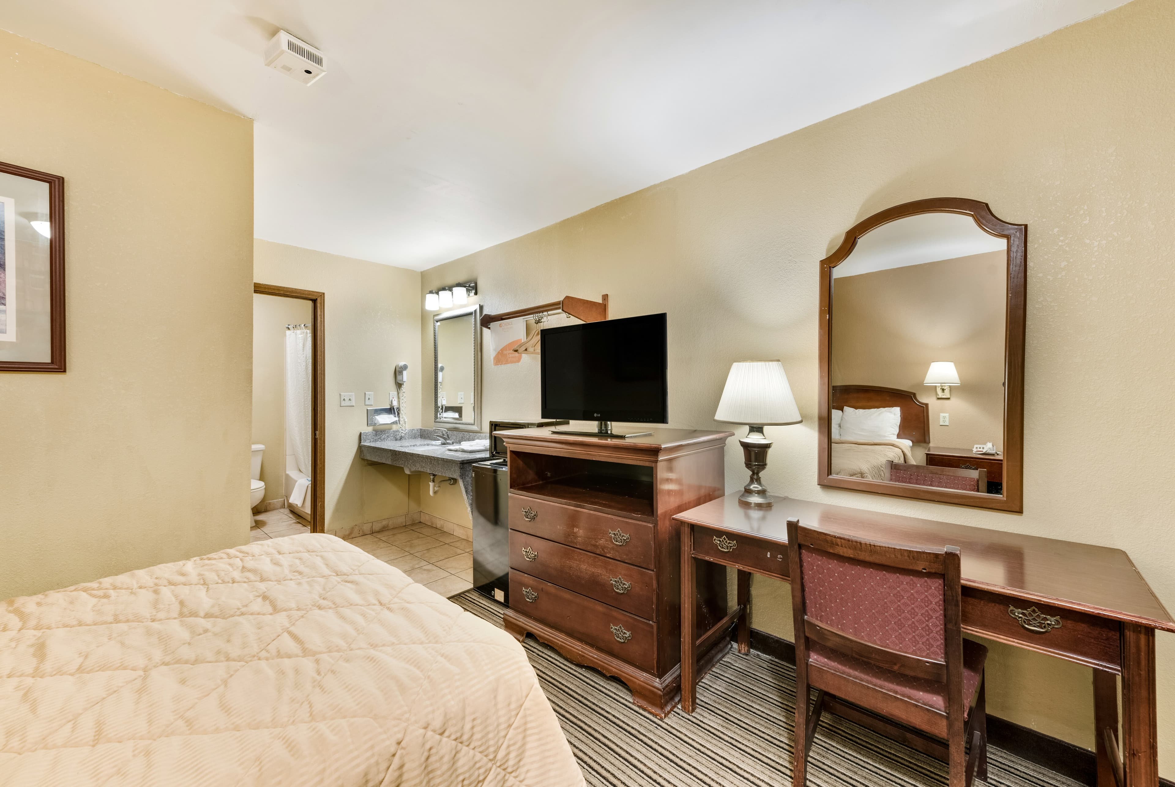 Rodeway Inn Columbus West - Image 4