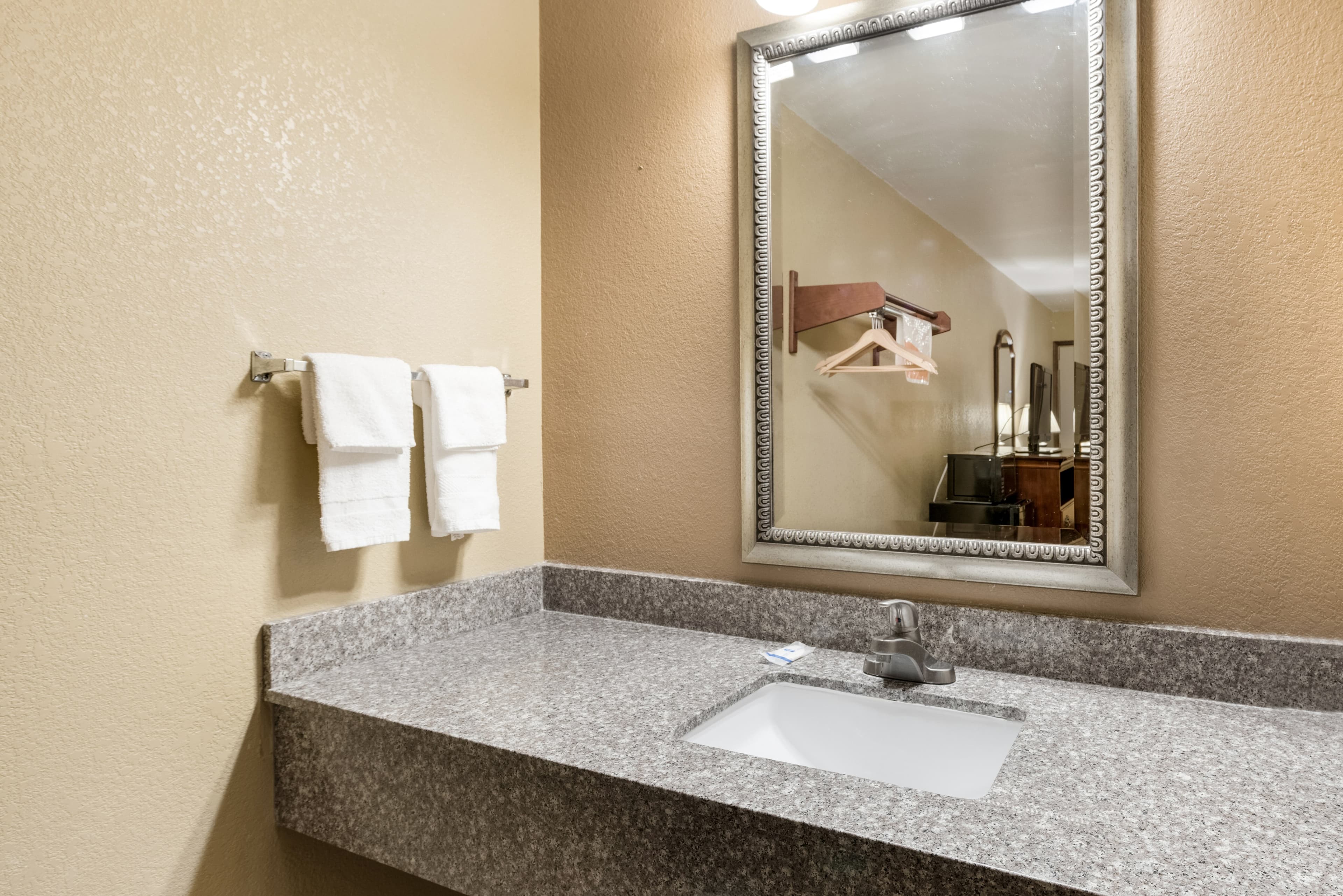 Rodeway Inn Columbus West — 9