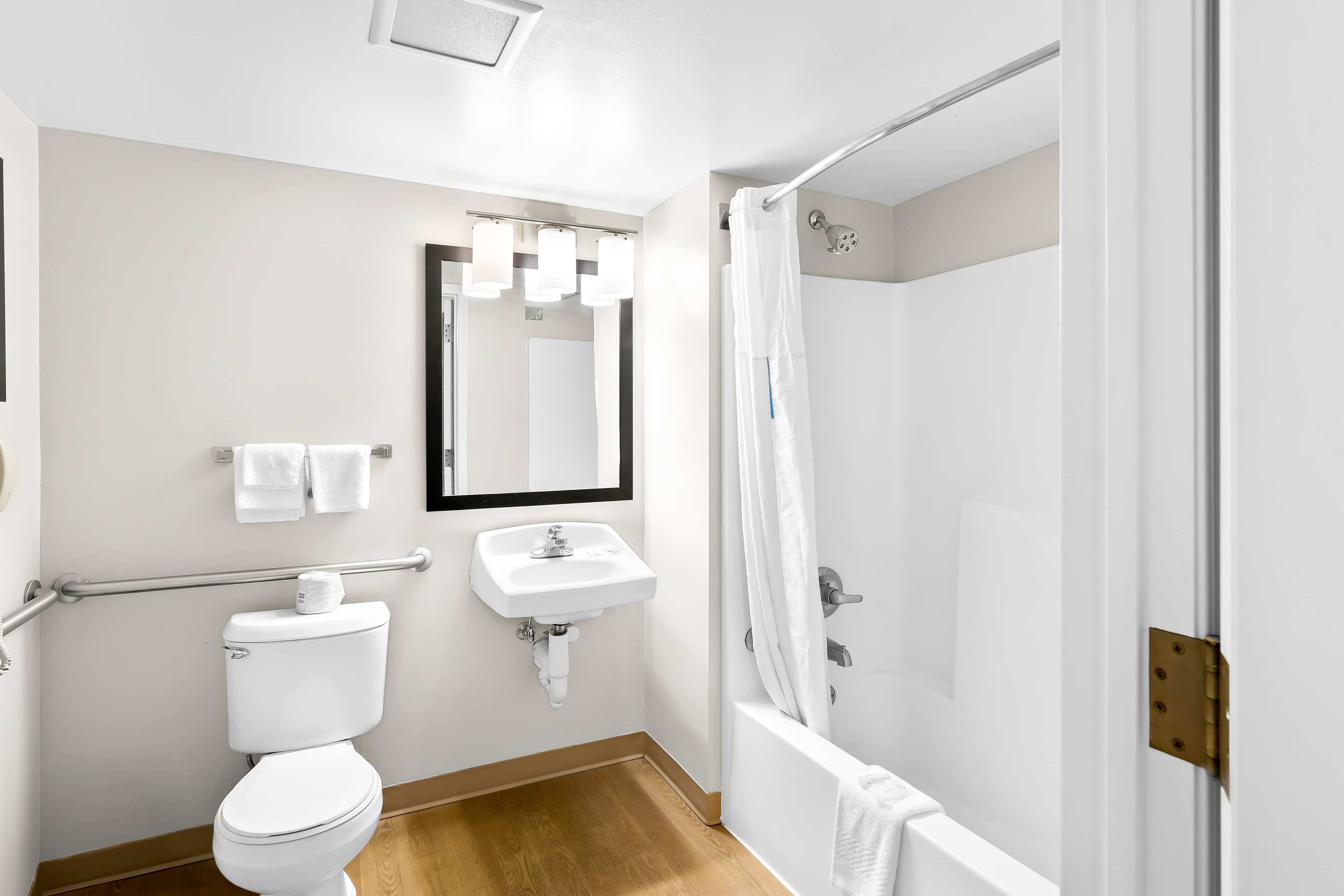 MainStay Suites Middleburg Heights Cleveland Airport — 10