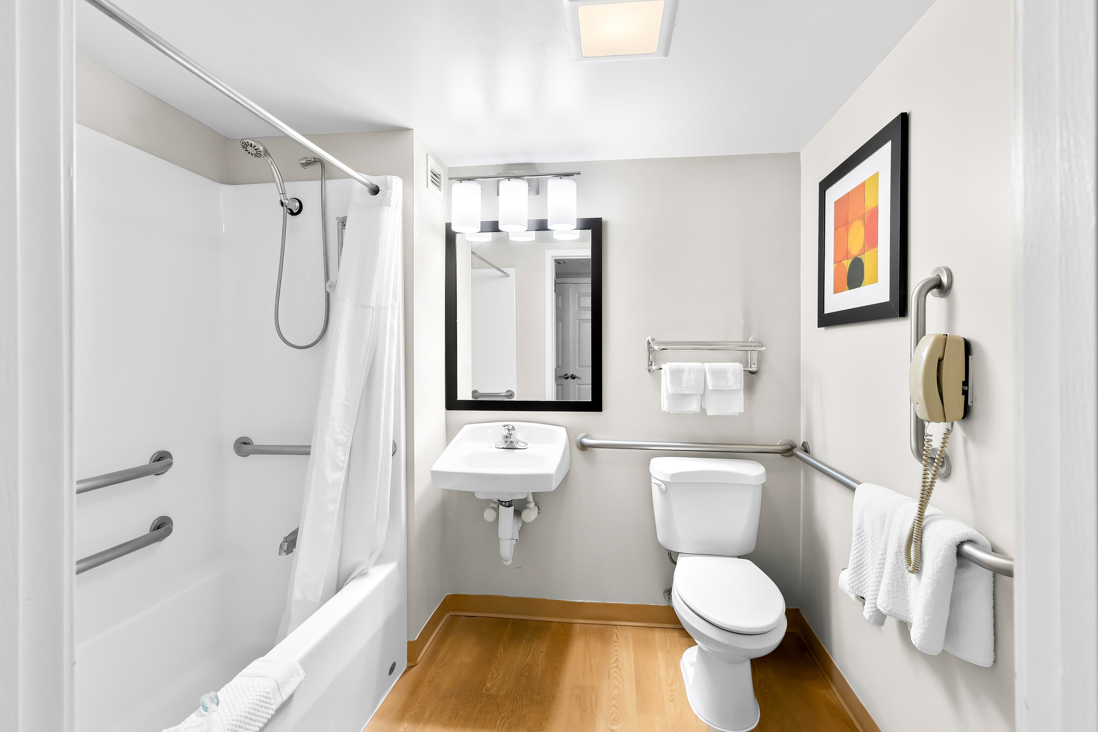 MainStay Suites Middleburg Heights Cleveland Airport - Image 4