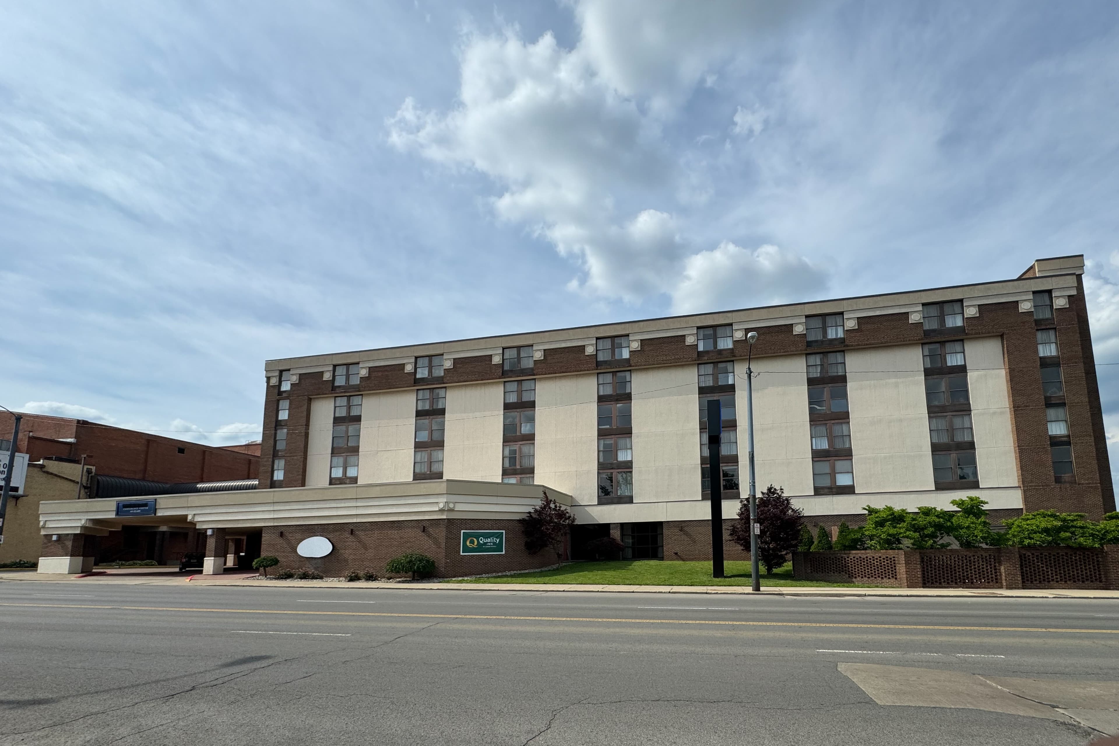 Quality Inn & Suites Downtown Mansfield - Image 1