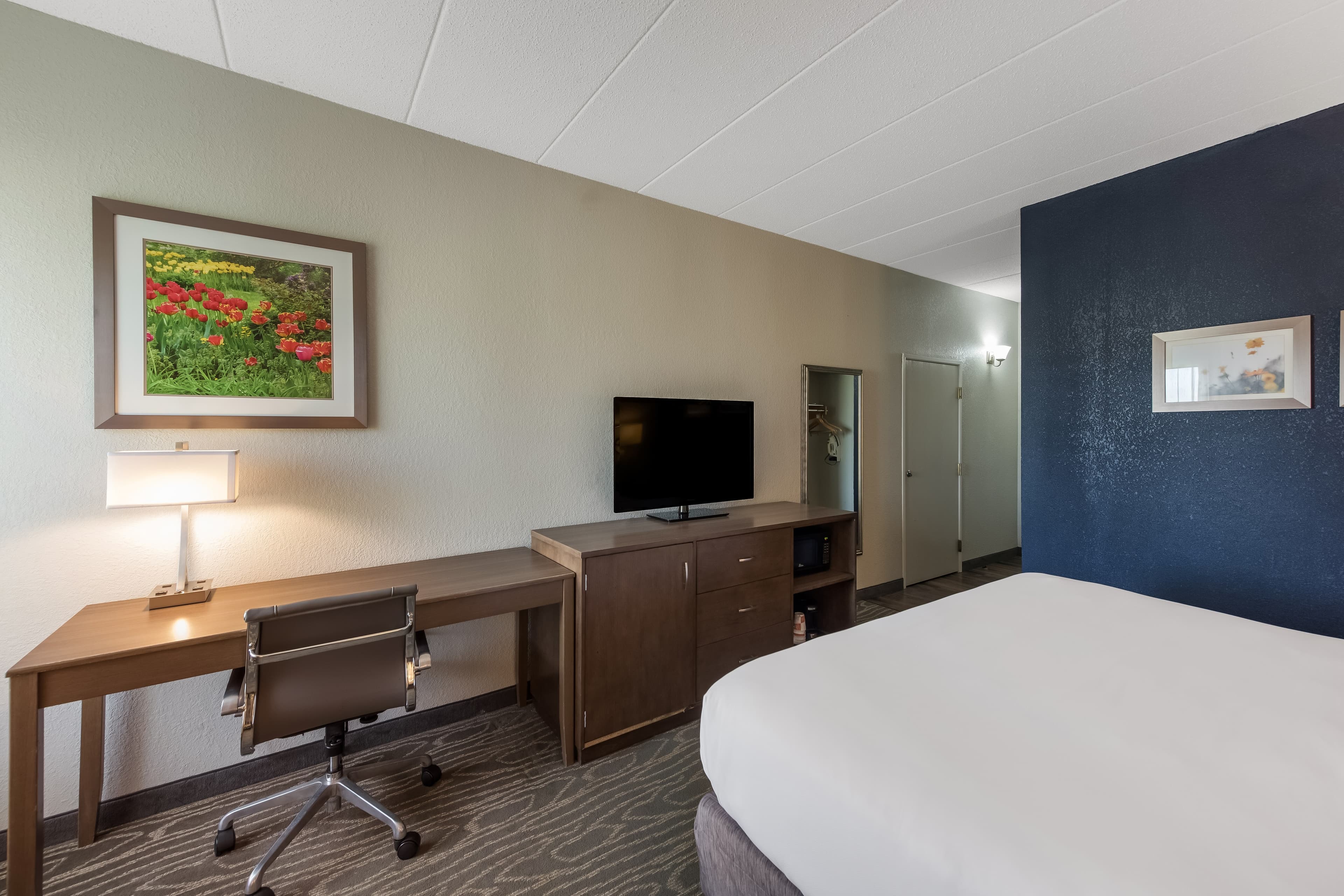 Comfort Inn & Suites Tipp City Dayton North I-75 - Image 3