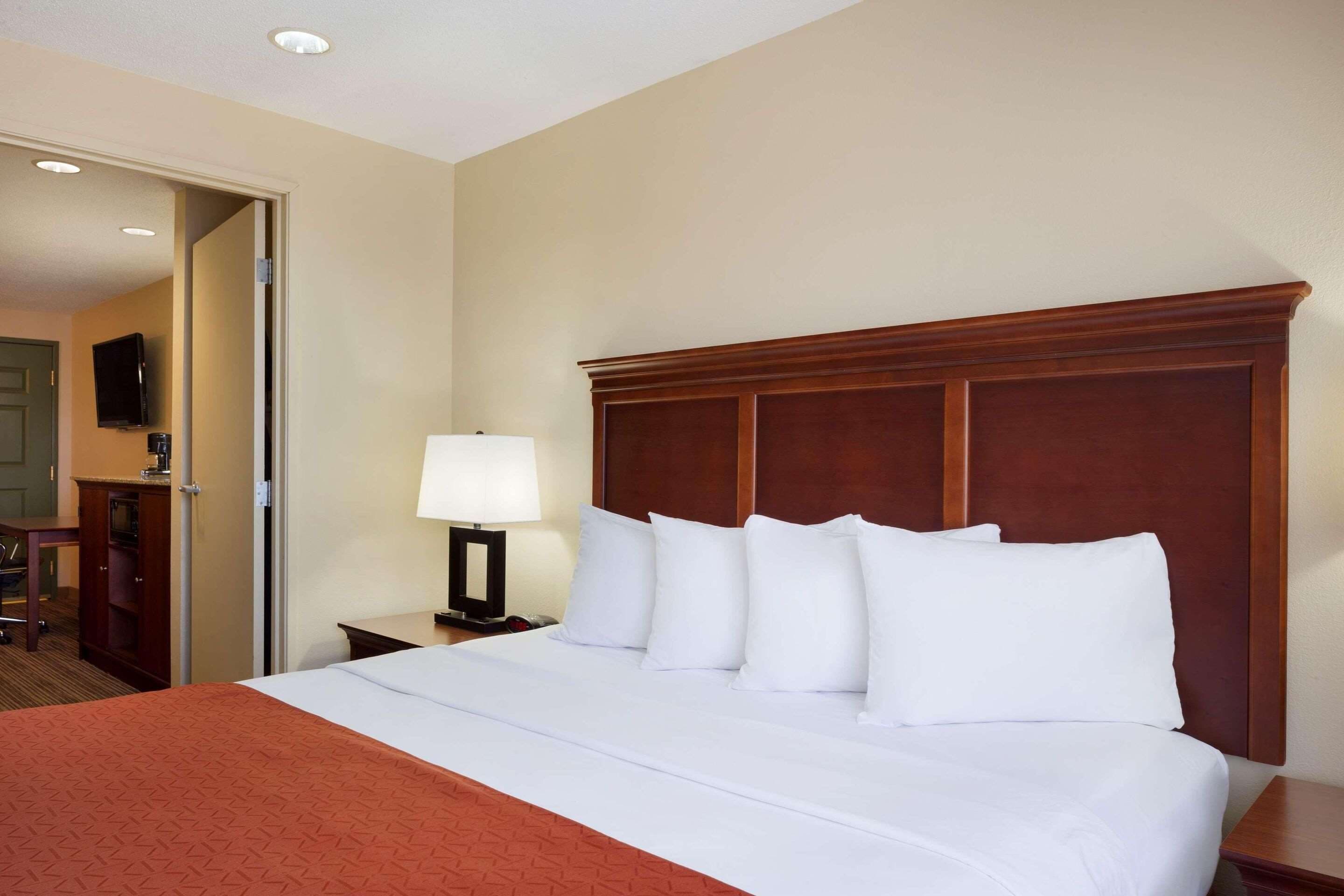 Country Inn & Suites by Radisson, Macedonia - Northfield - Image 4
