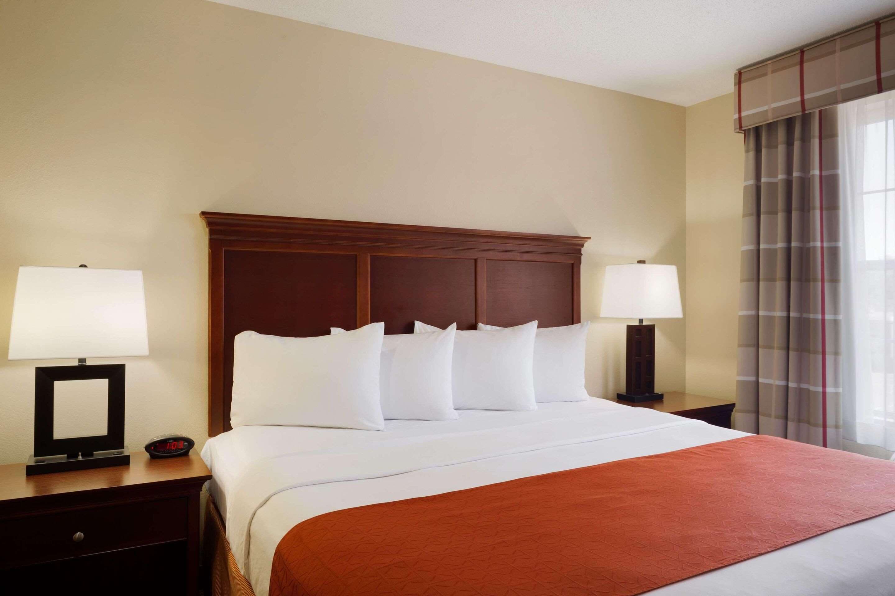 Country Inn & Suites by Radisson, Macedonia - Northfield - Image 2