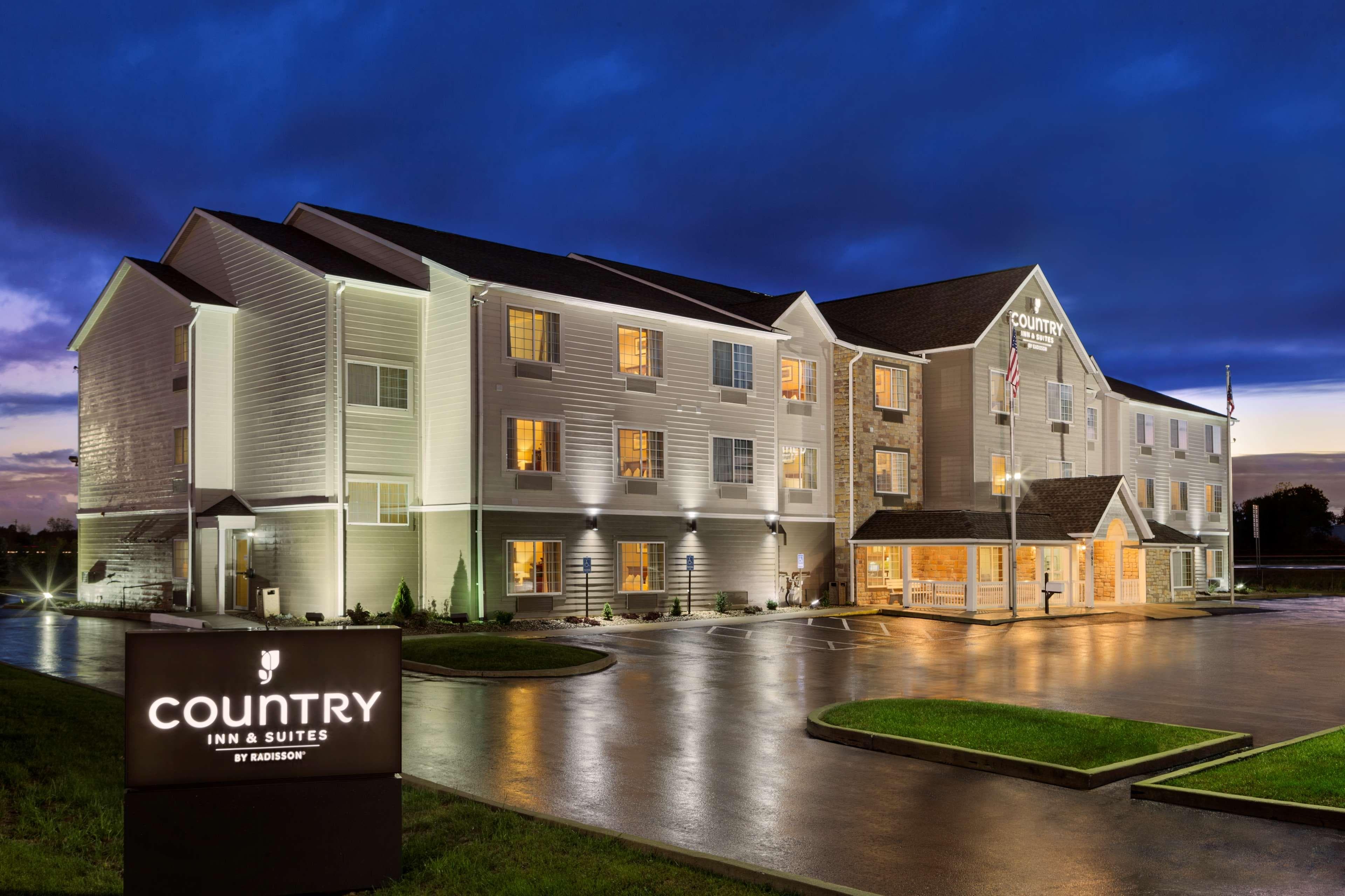 Country Inn & Suites by Radisson, Marion, OH - Image 1