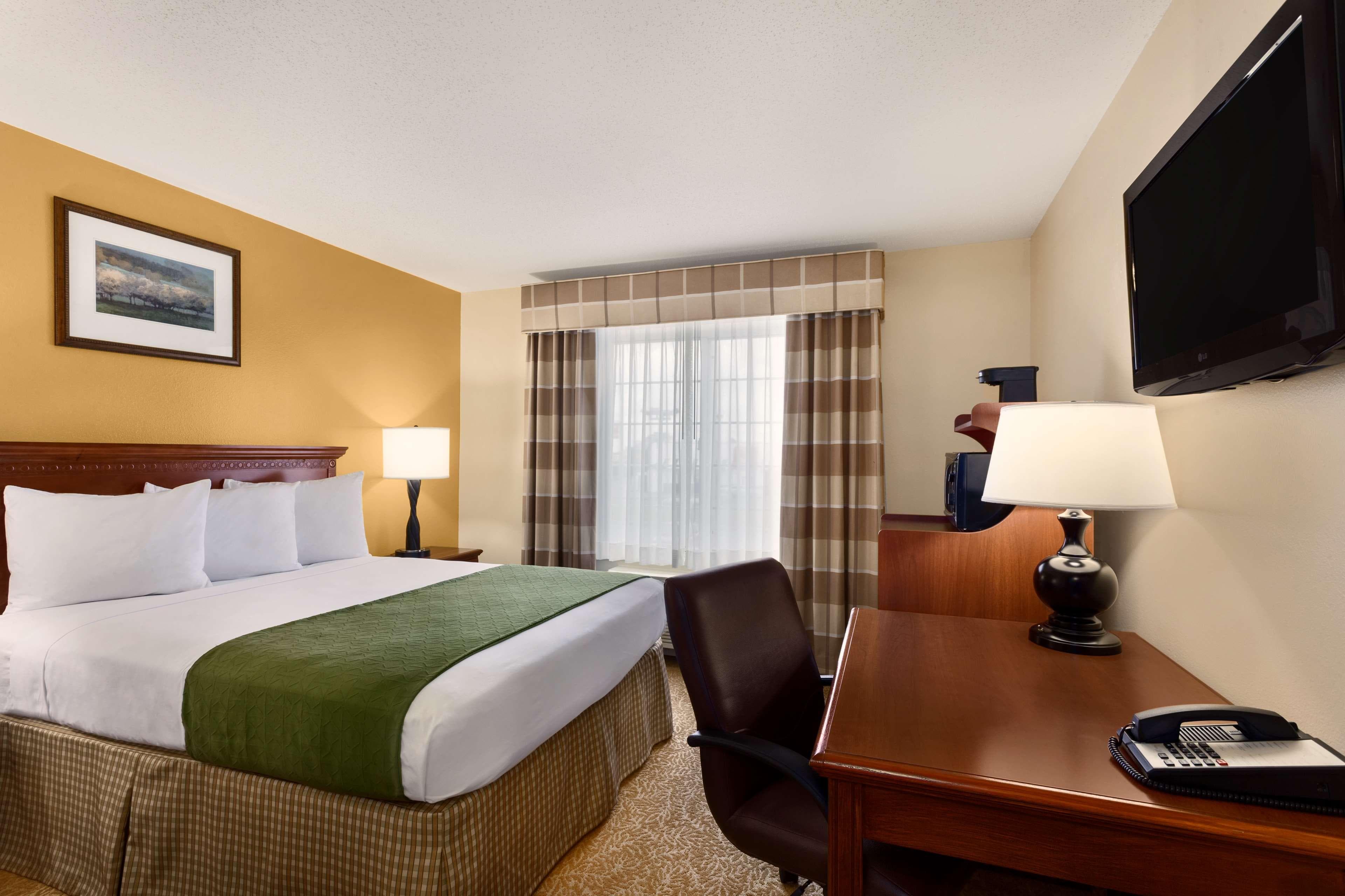 Country Inn & Suites by Radisson, Marion, OH - Image 4