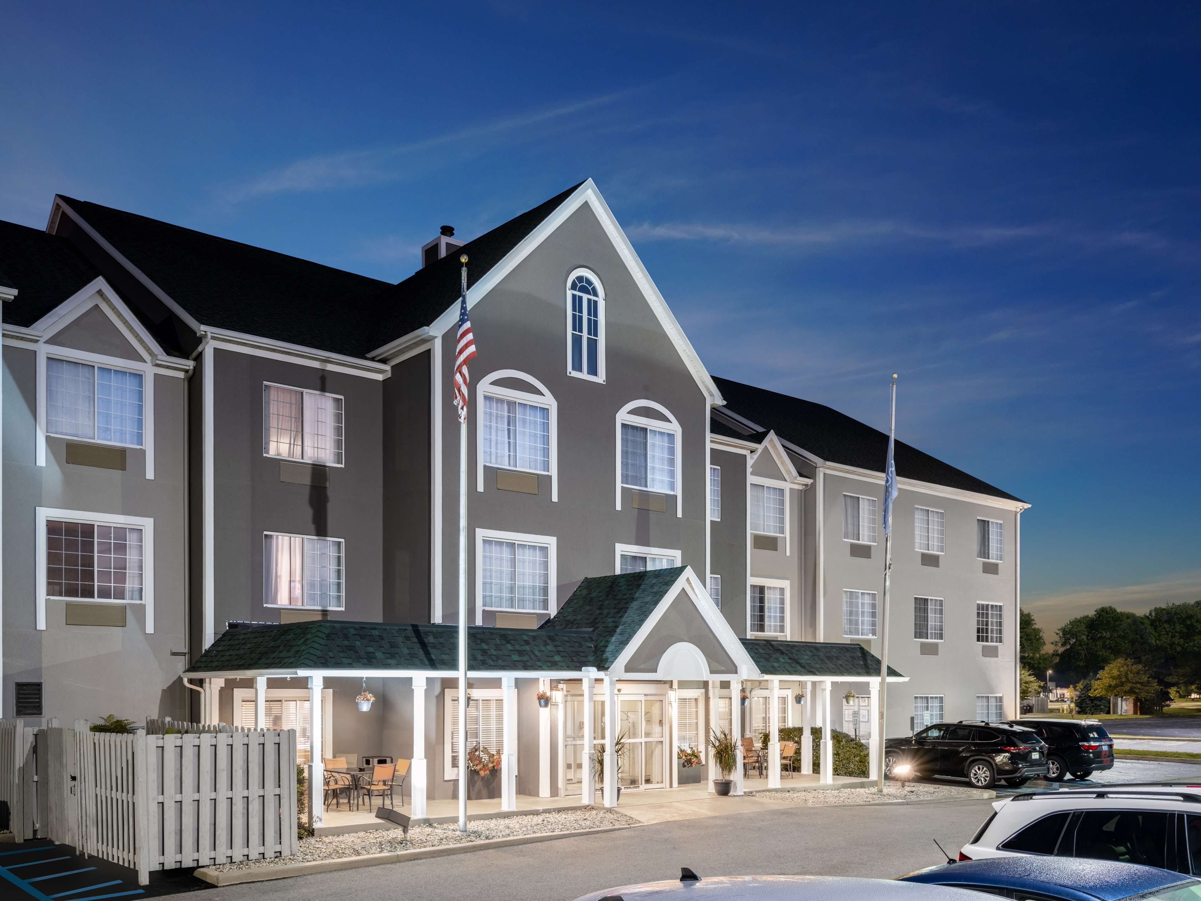 Country Inn & Suites by Radisson Maumee - Toledo - Image 1