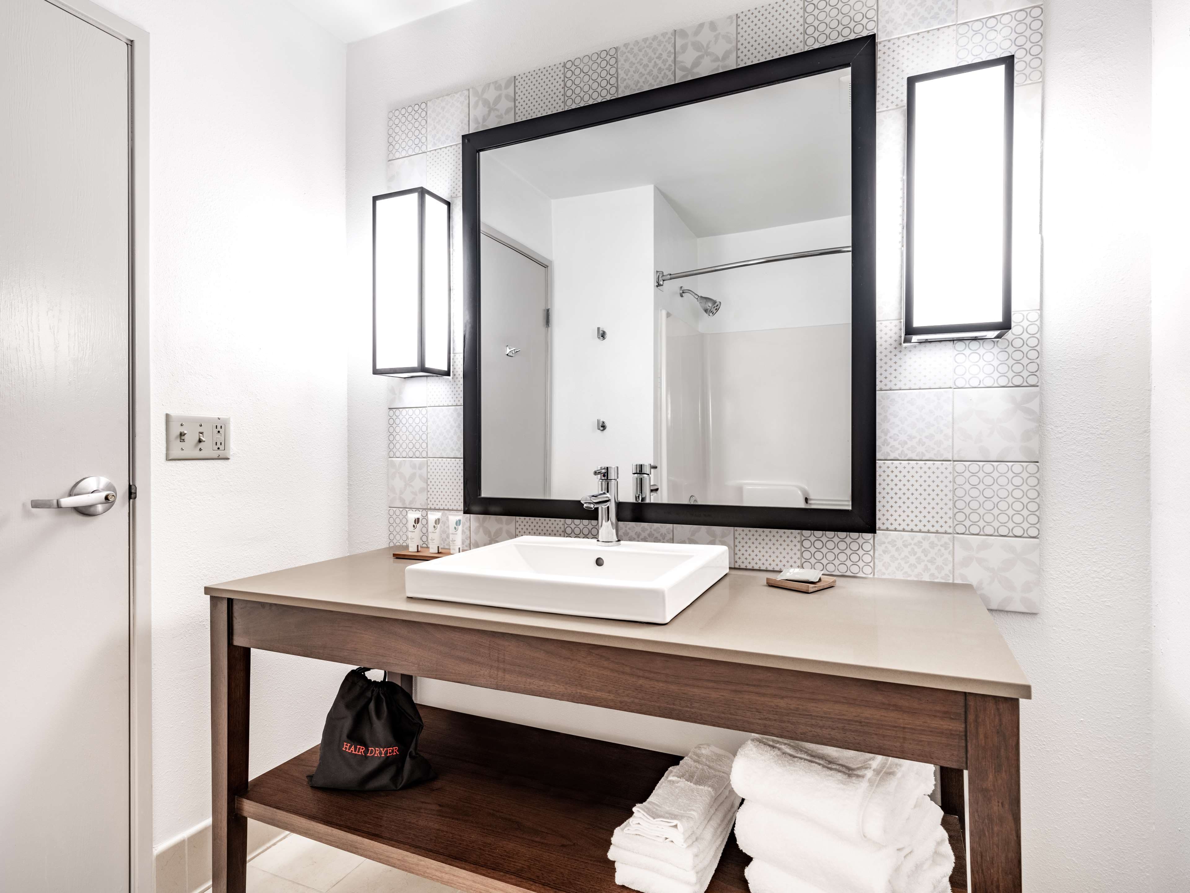 Country Inn & Suites by Radisson Maumee - Toledo — 6