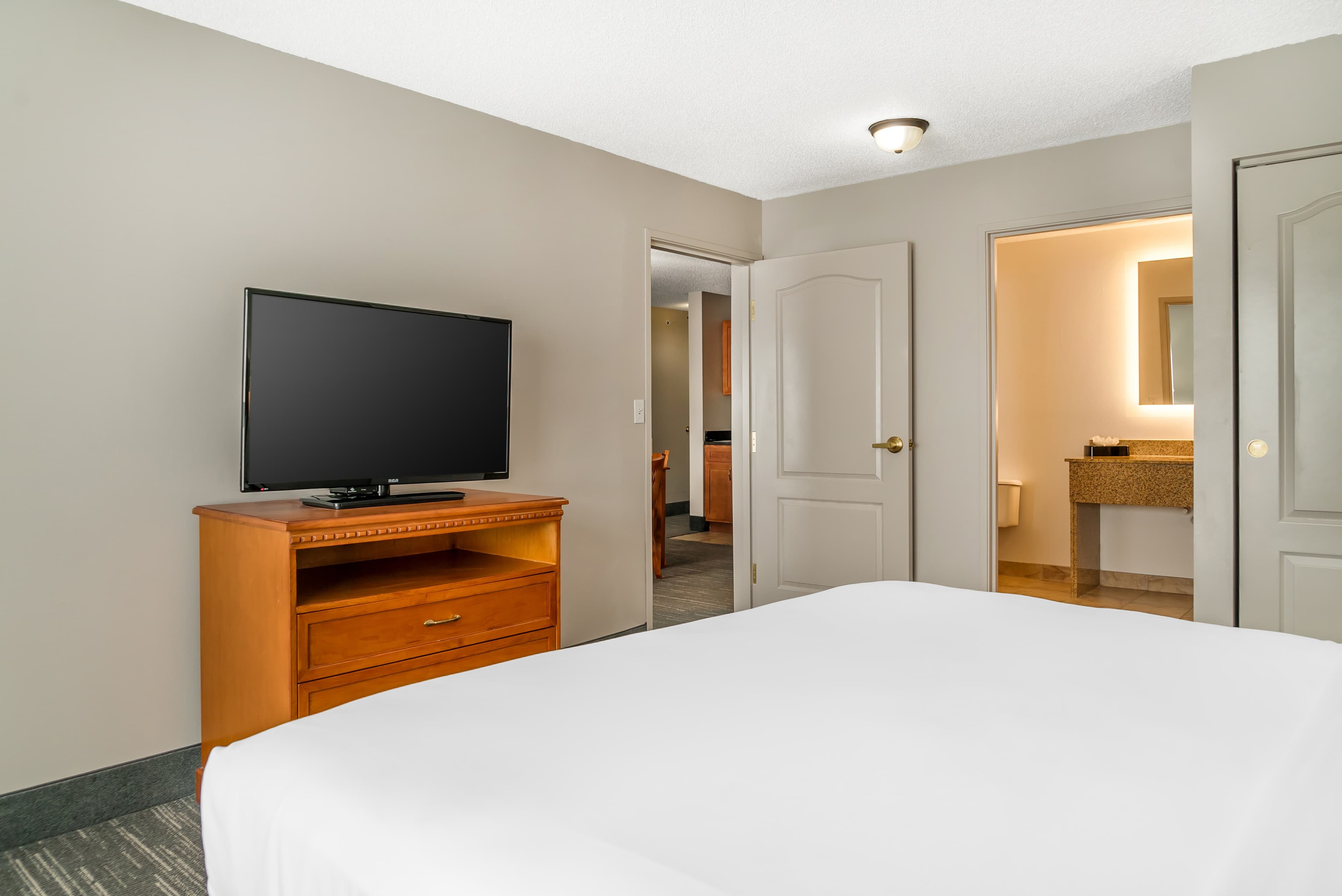 Country Inn & Suites by Radisson, Rossford - Toledo South - Image 3
