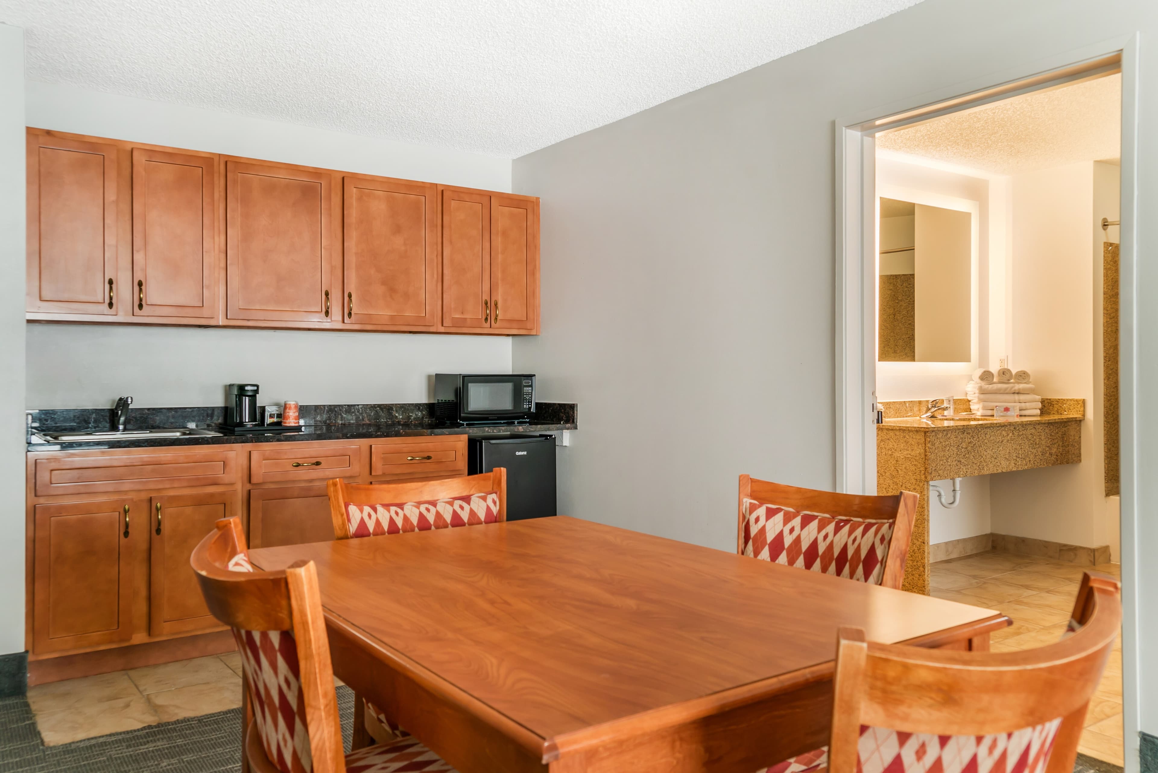 Country Inn & Suites by Radisson, Rossford - Toledo South - Image 4