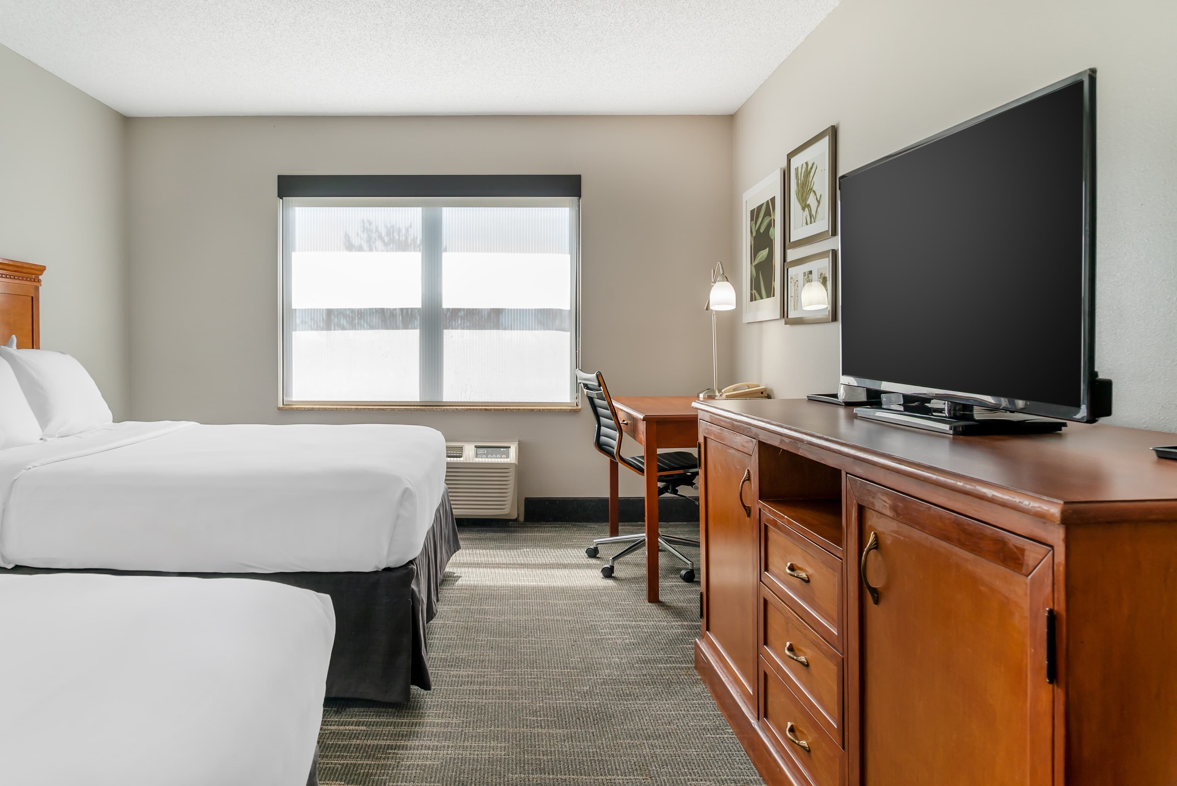 Country Inn & Suites by Radisson, Rossford - Toledo South — 31