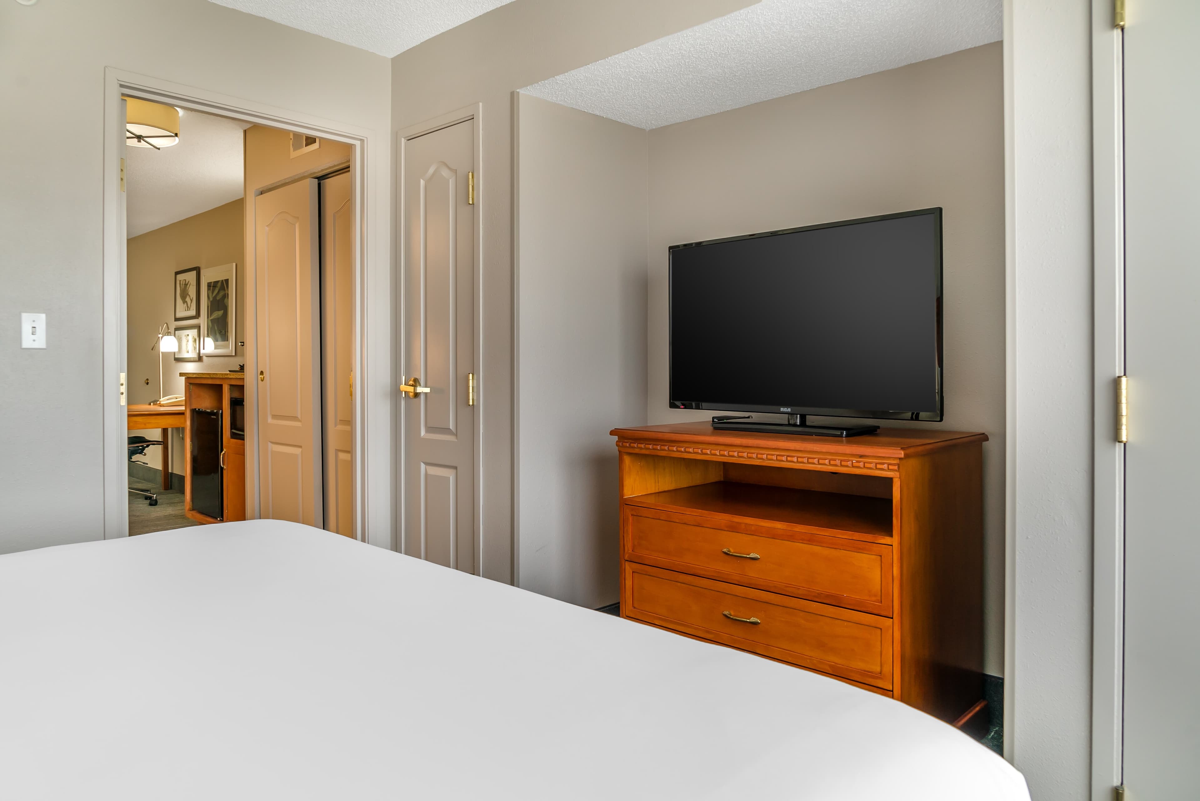 Country Inn & Suites by Radisson, Rossford - Toledo South — 15
