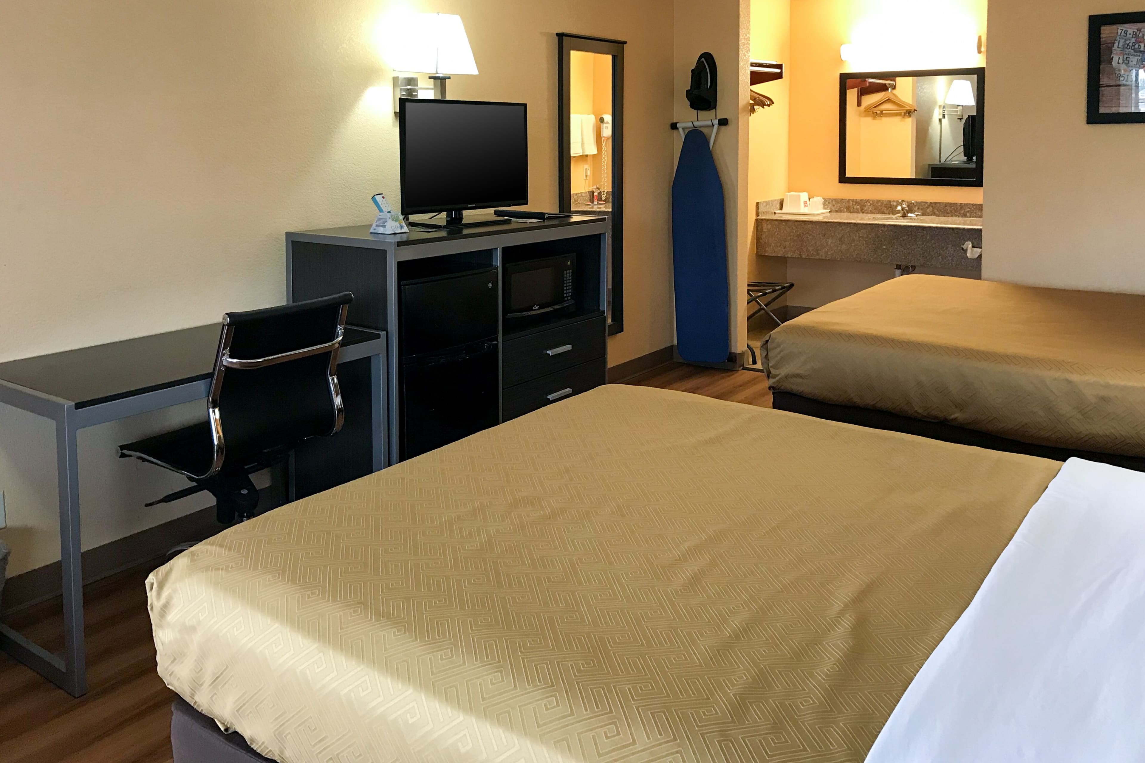 Econo Lodge Purcell — 11