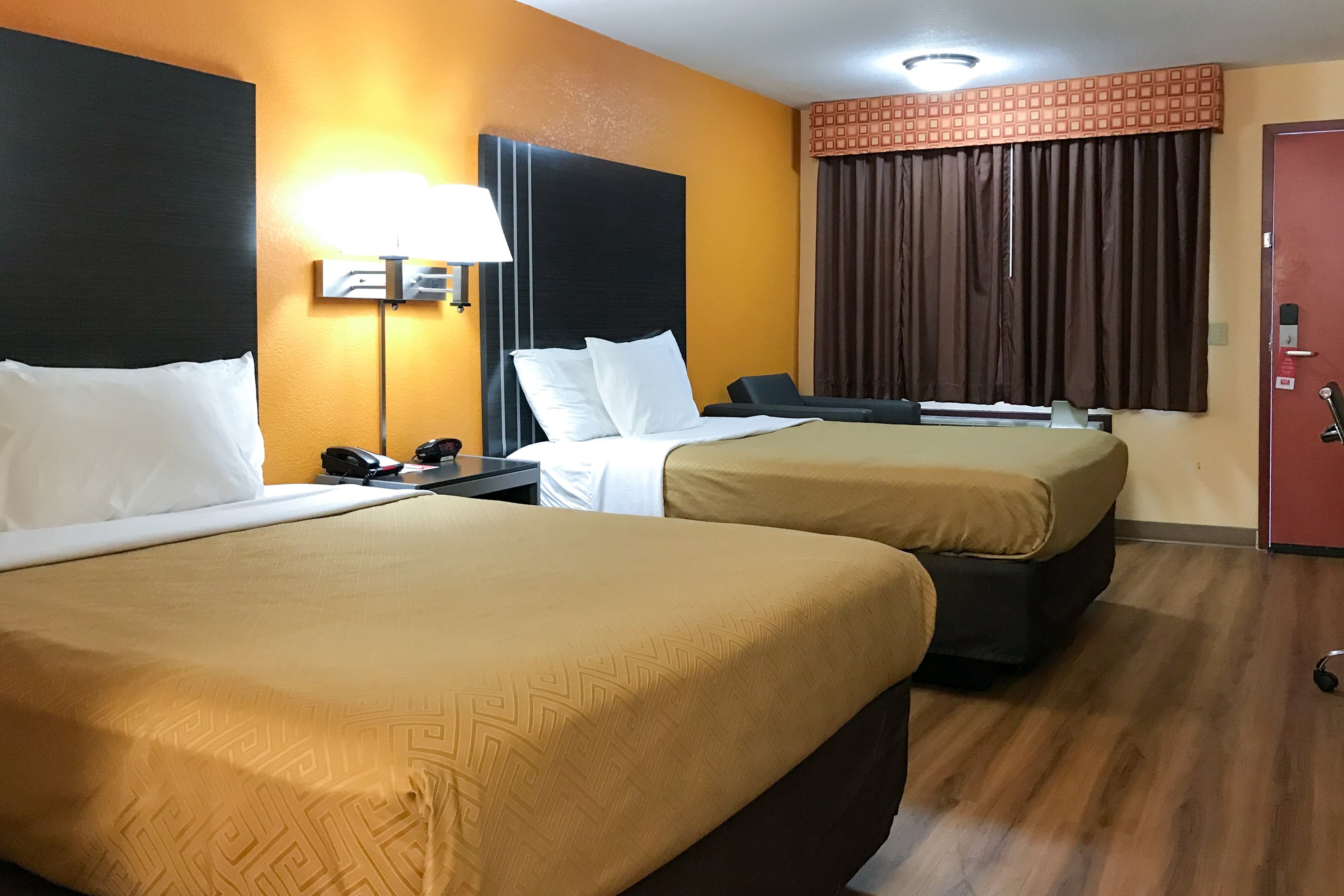 Econo Lodge Purcell — 12